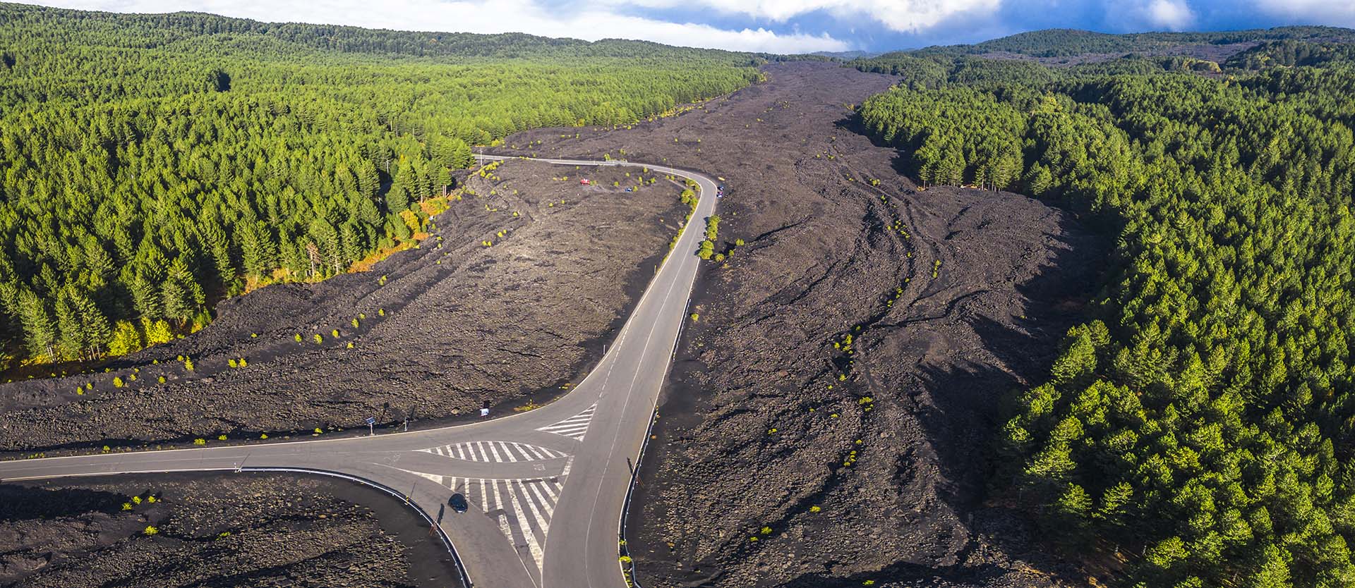 Etna, la Mareneve dentro il fiume di lava del 2002 nel bosco Ragabo