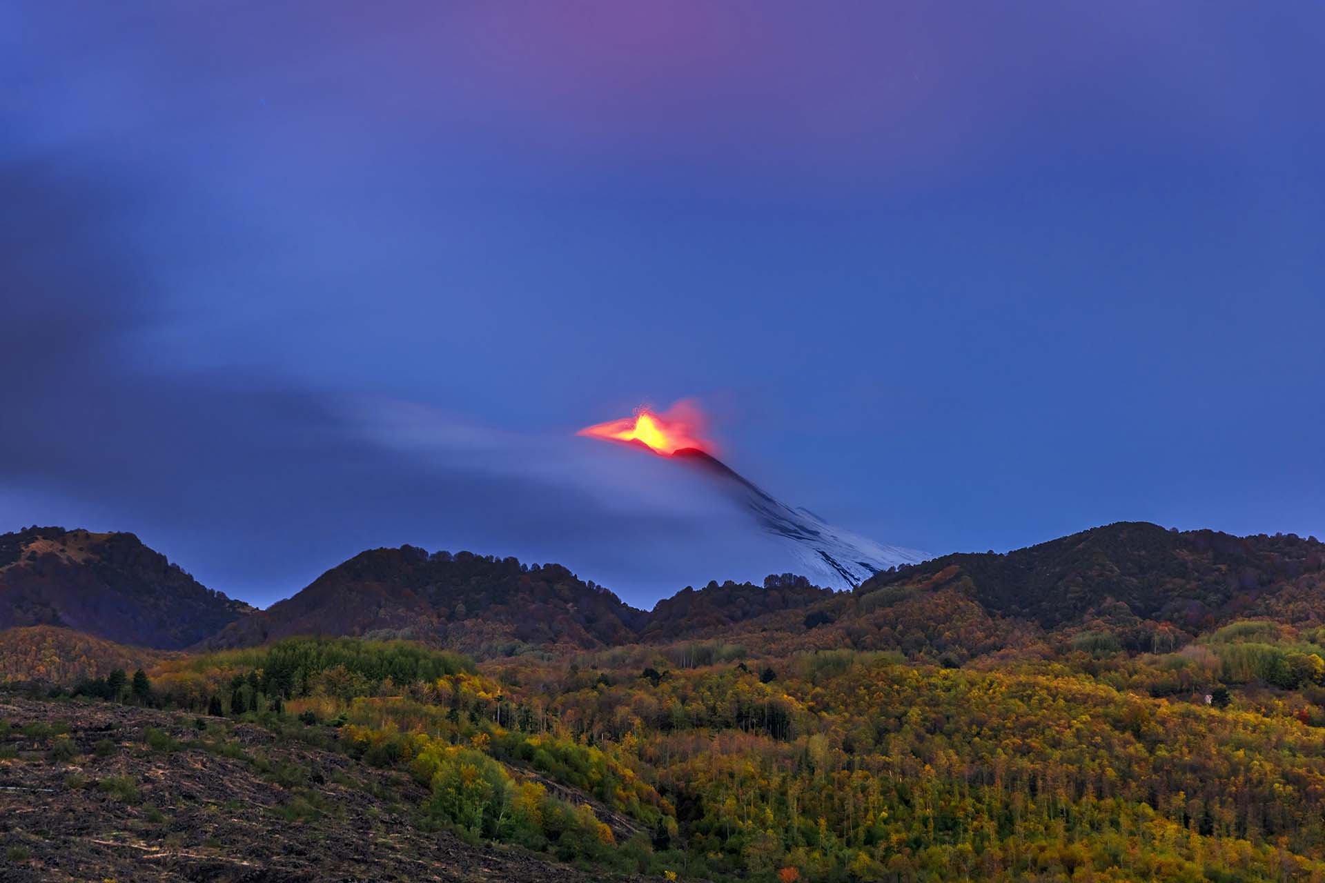 Etna, i boschi di Cassone e il cratere di sud est in eruzione