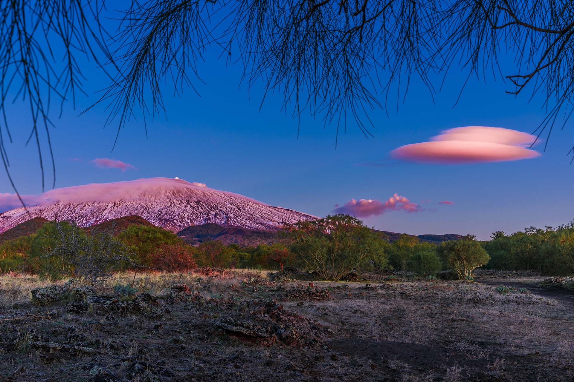 Etna, Piano dei Grilli versante ovest al crepuscolo durante una formazione di nuvole lenticolari