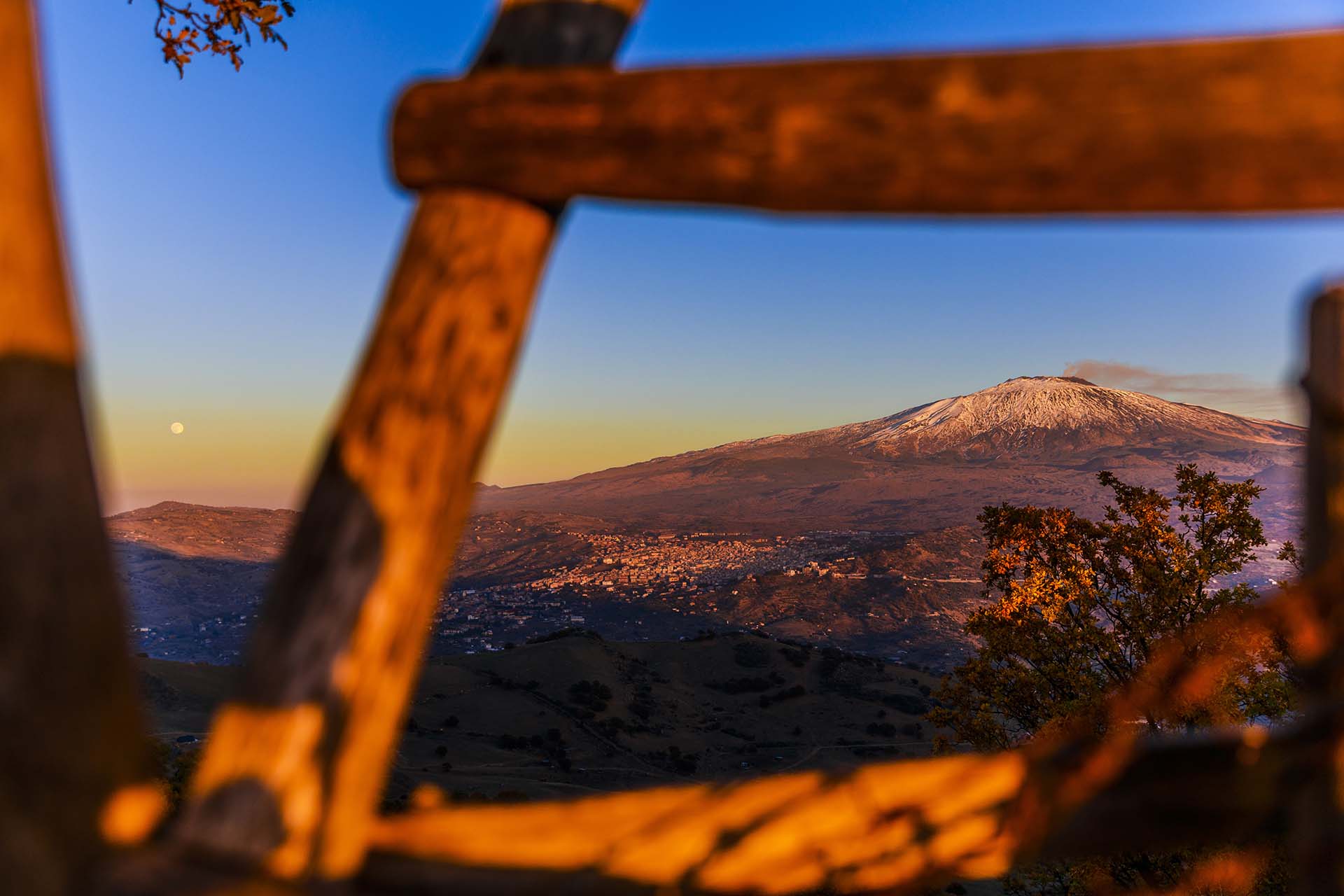 Etna versante ovest, Bronte vista da Monte dell'Aquila al calare del Sole e il nascere della Luna