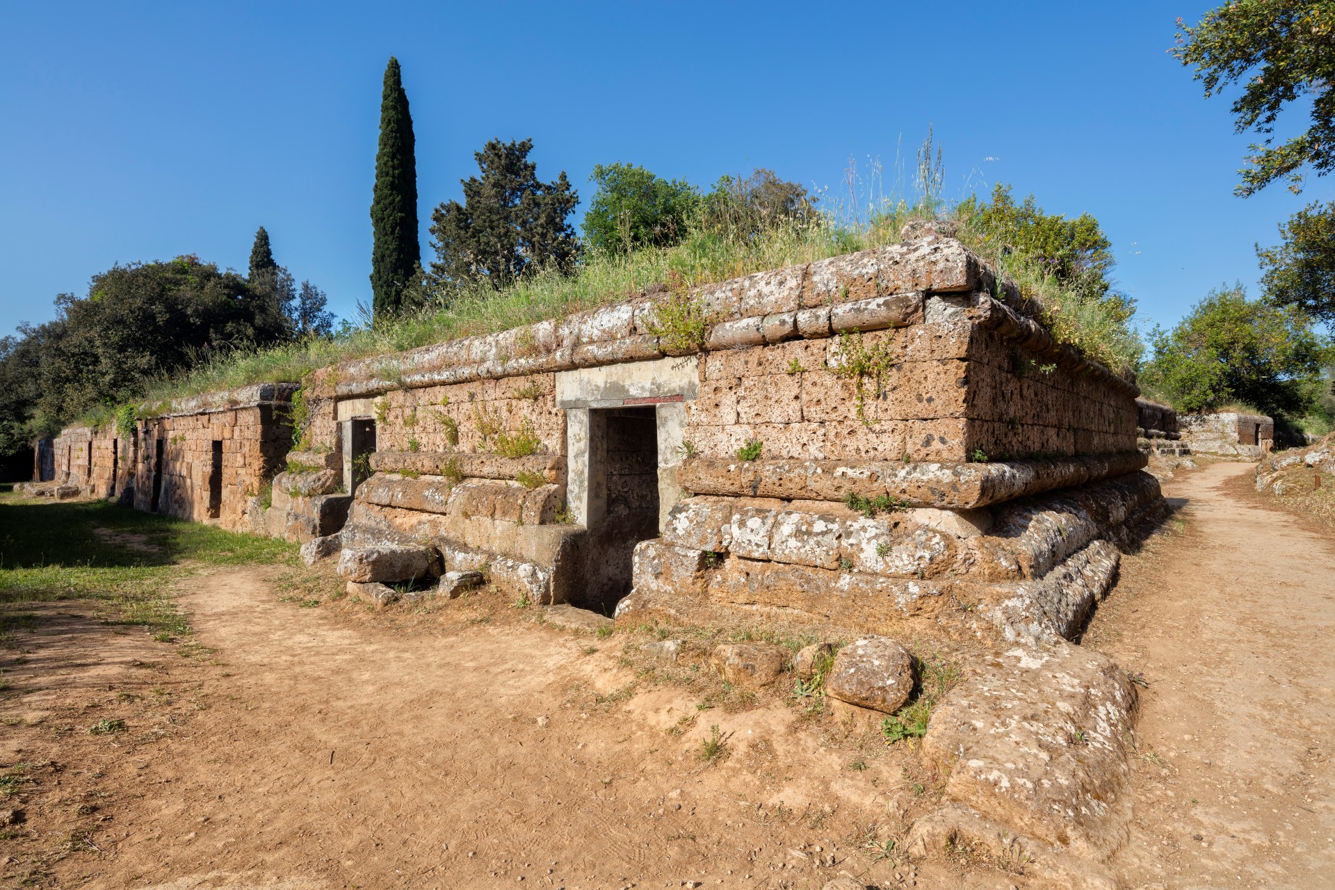 Tombe a "Dado" nel punto d'inrocio tra la via Sepolcrale e la via dei Monti della Tolfa. Necropoli monumentale della Banditaccia. 