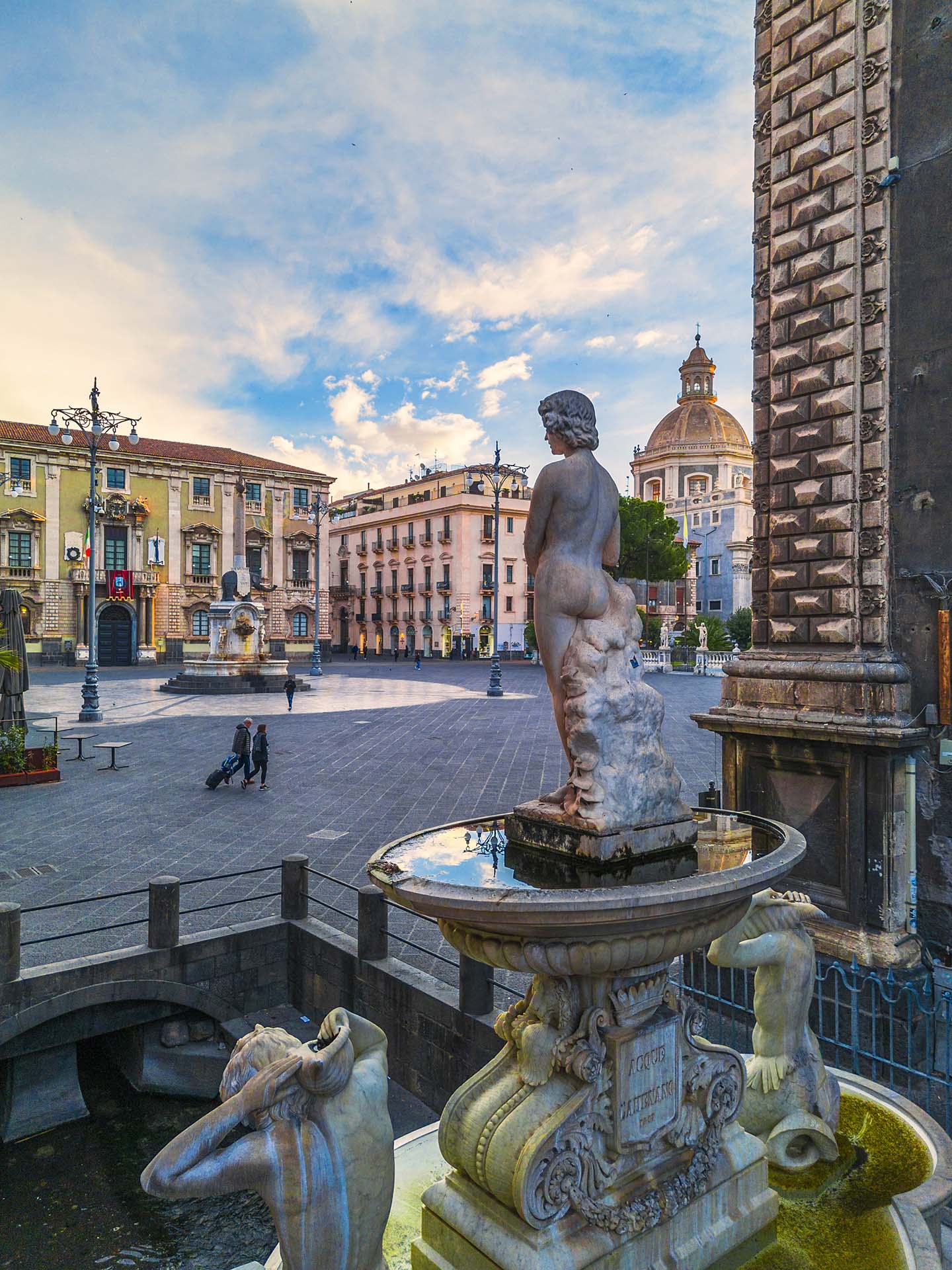 Catania, Fontana dell'Amenano e la piazza Duomo