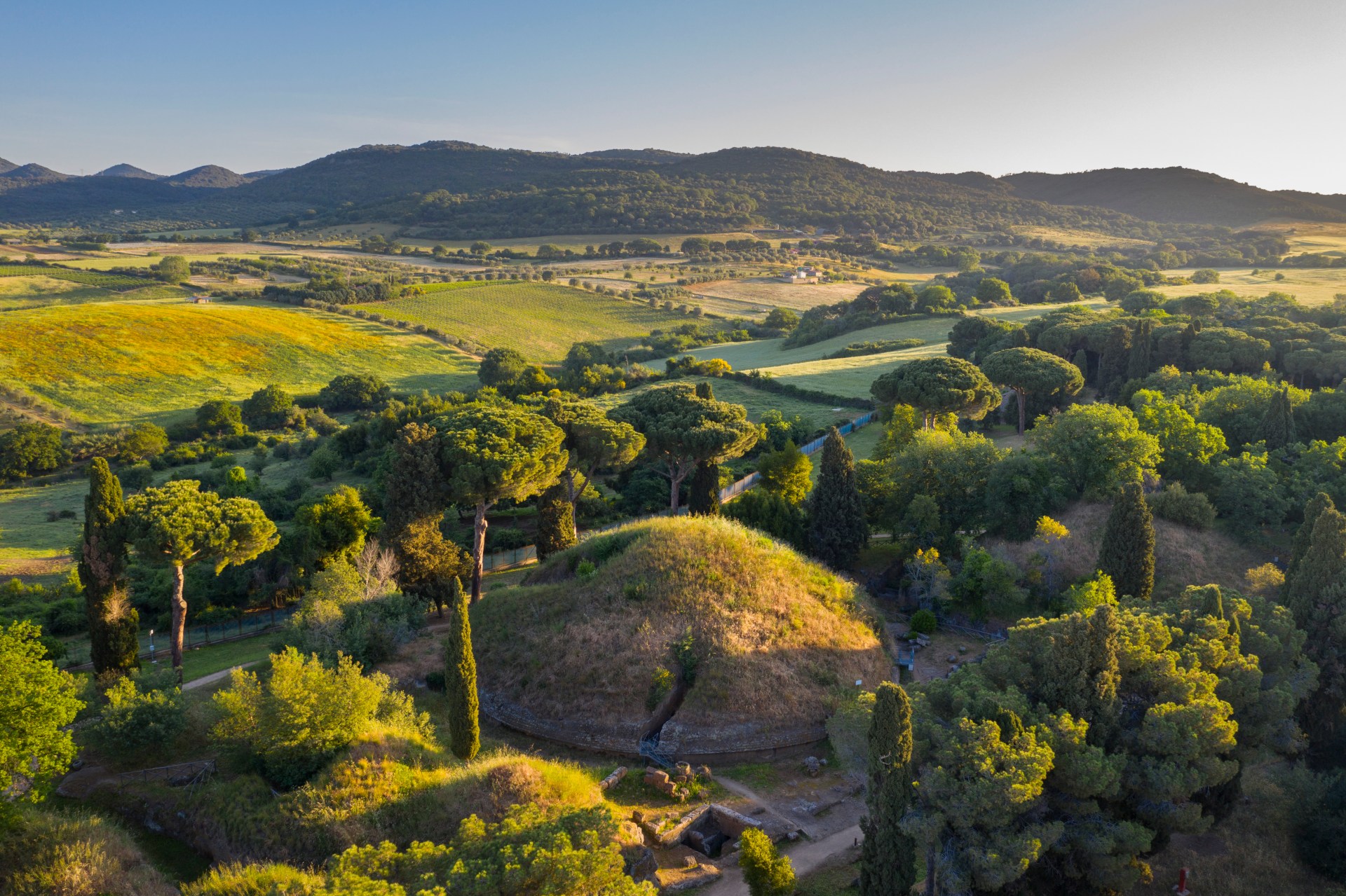 Vista sulla Necropoli monumentale della Banditaccia con i Monti Ceriti sullo sfondo. Il grande tumulo è quello con le tombe: della Capanna,  dei Letti e Sarcofagi, dei Dolii, dei Vasi Greci.