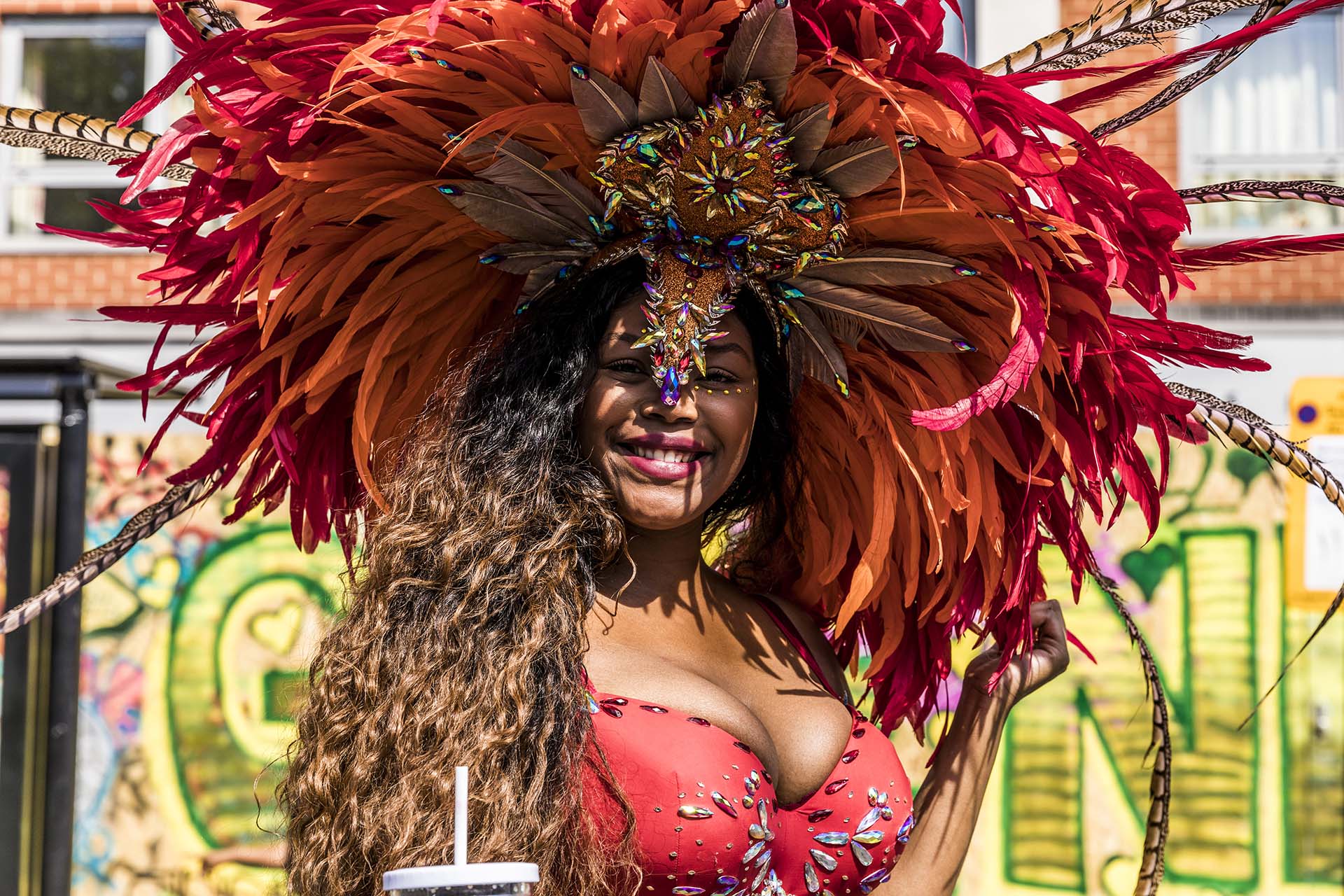 Londra, il carnevale di Notting Hill, ritratto con le piume