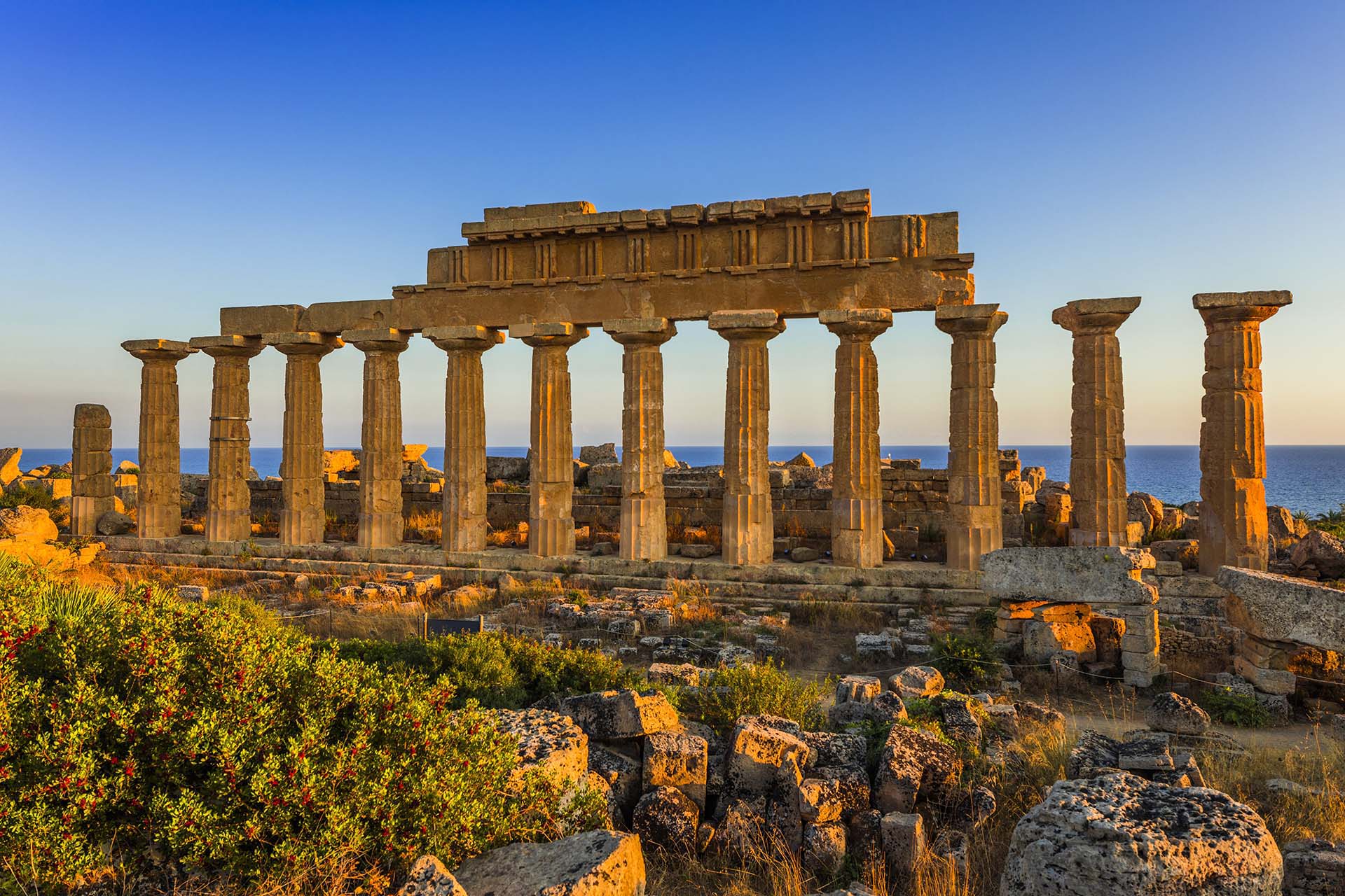 0A1A3359-Parco Archeologico di Selinunte, il Tempio C si affaccia sul mare