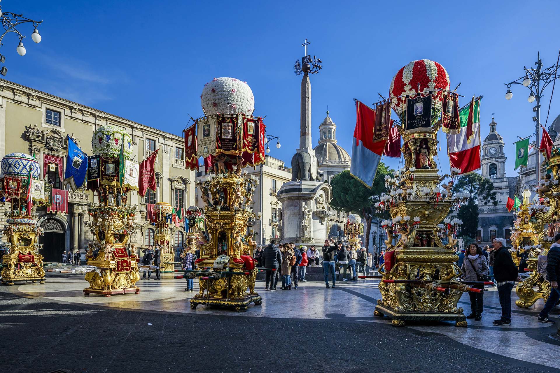 Catania festa di Sant'Agata, le Candelore a cerchio in piazza Duomo