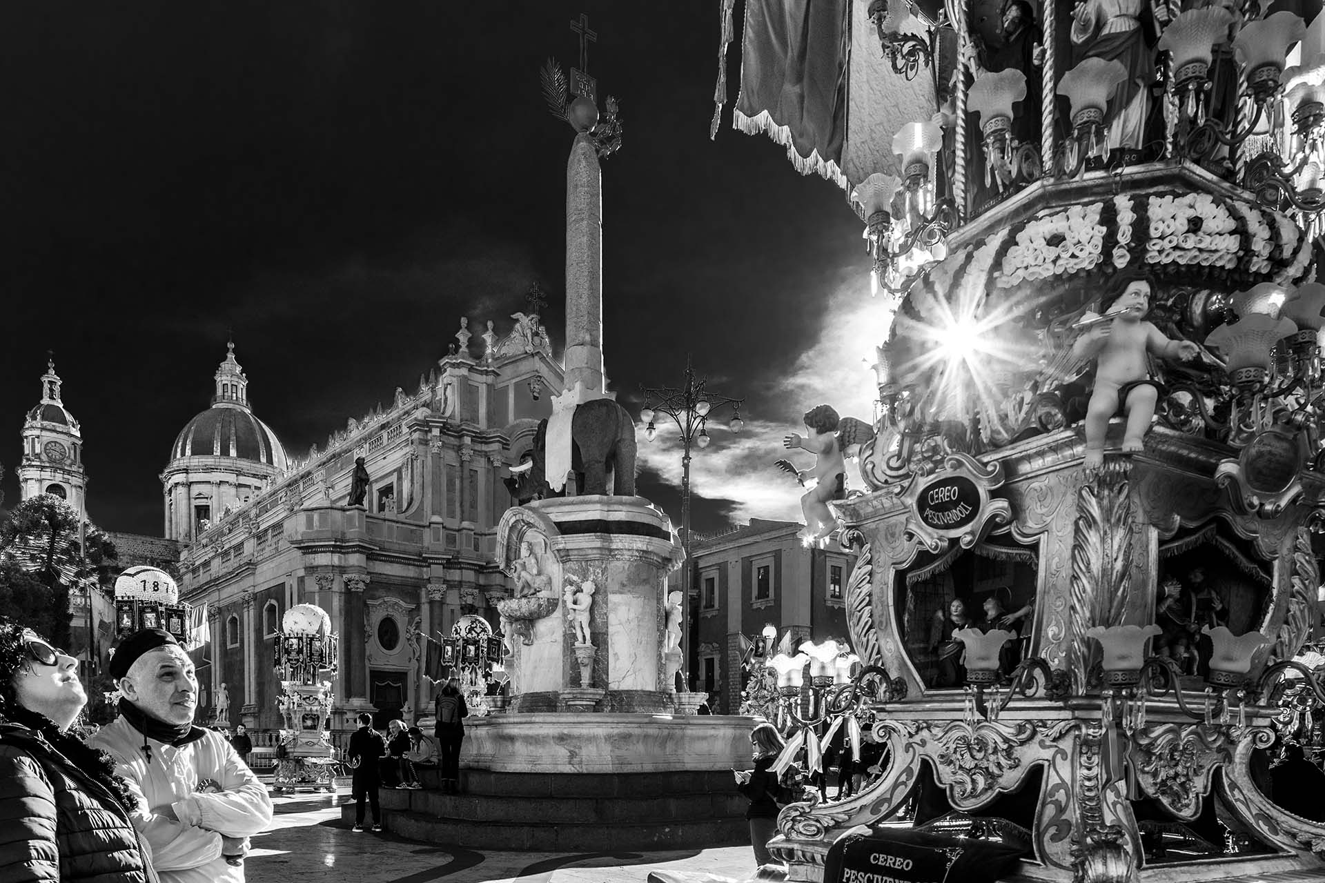 Catania festa di Sant'Agata, ammirazione delle Candelore in piazza Duomo