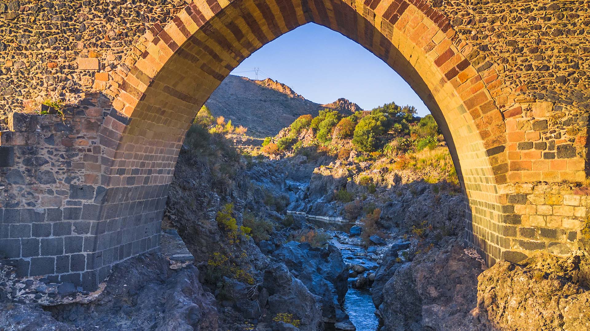 Adrano, il ponte Saraceno e il fiume Simeto