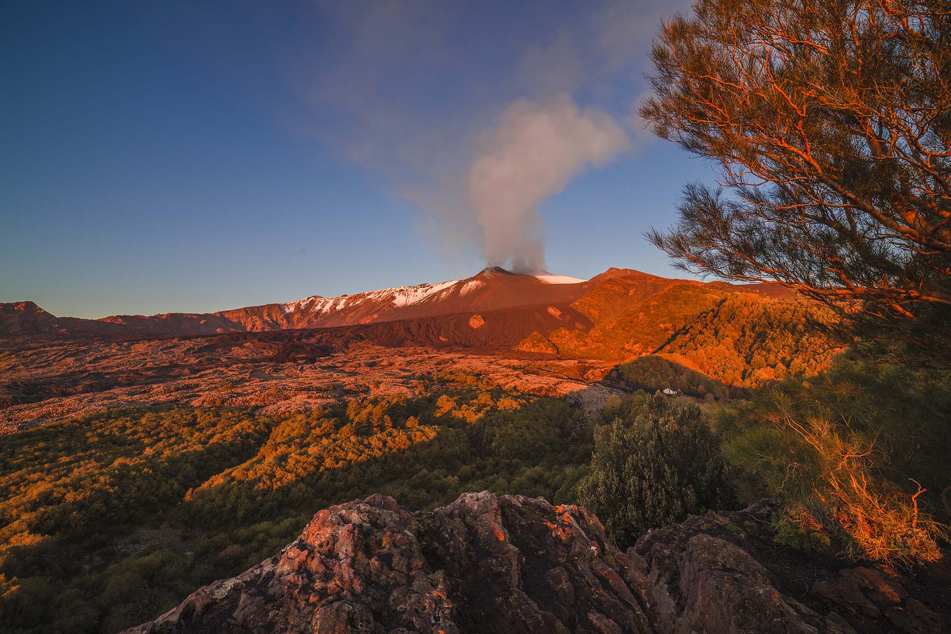 Etna, la Valle del Bove e i tre crateri sommitali in attività vulcanica