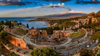 taormina con etna in eruzione