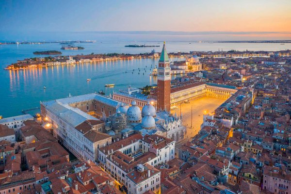 Venezia con Basilica e Piazza di San Marco, Punta della Dogana e la Giudecca.