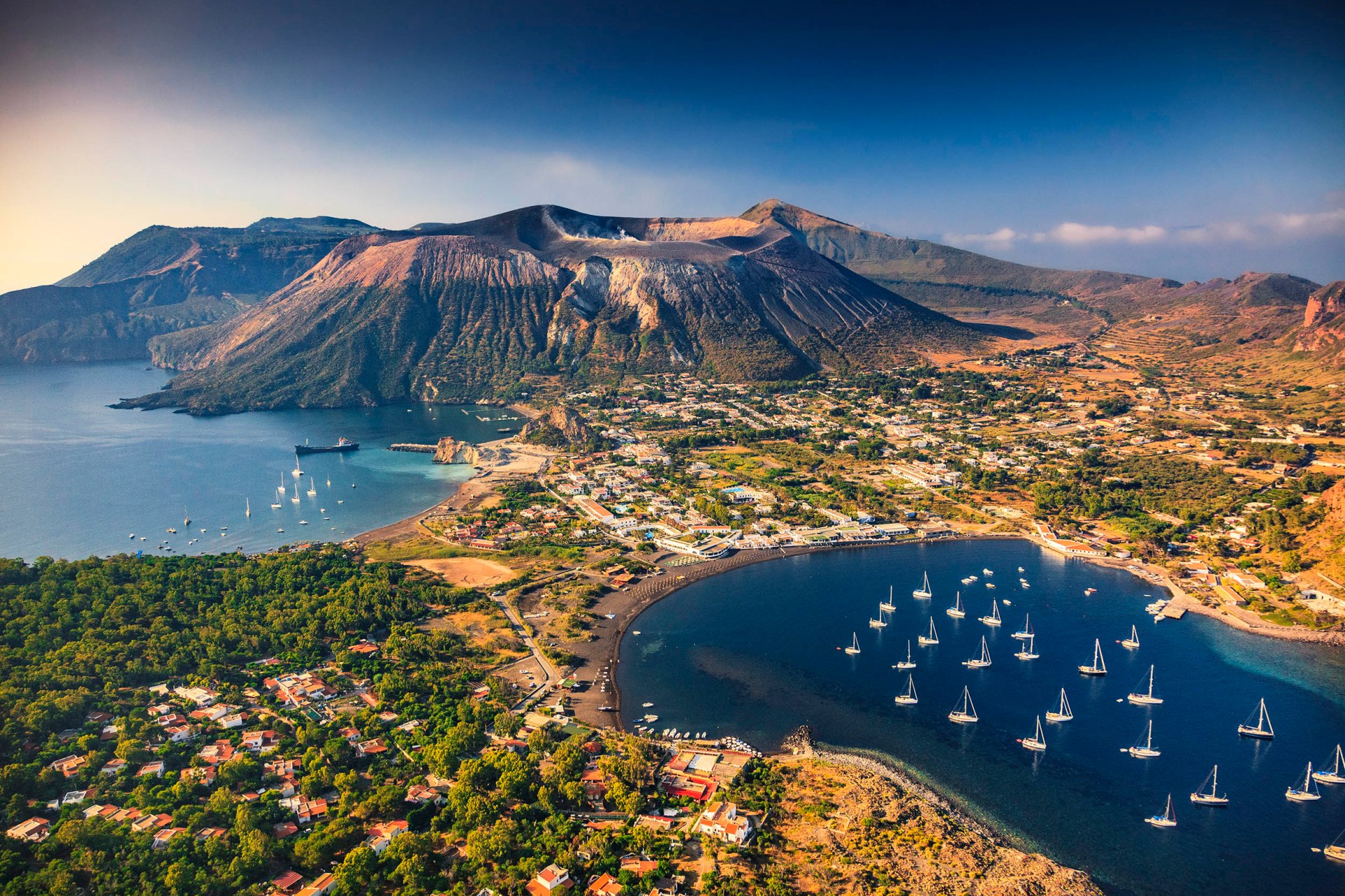 isola di vulcano vista da elicottero, in primo piano la spiaggia di ponente, la seconda spiaggia con le acque calde e i fanghi, ed il gran cratere