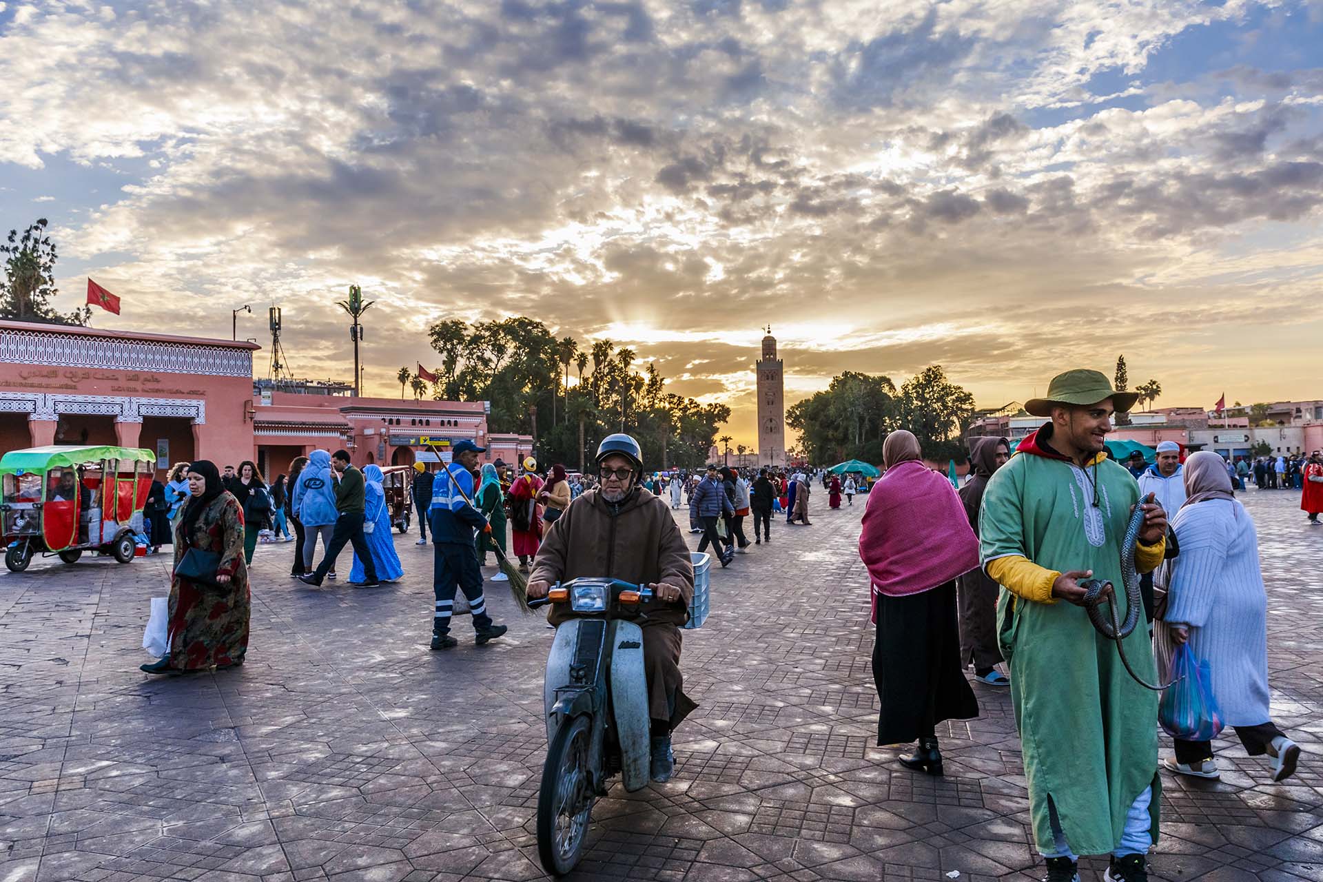 Marocco, Marrakesh, Piazza Jamaa el Fna al tramonto