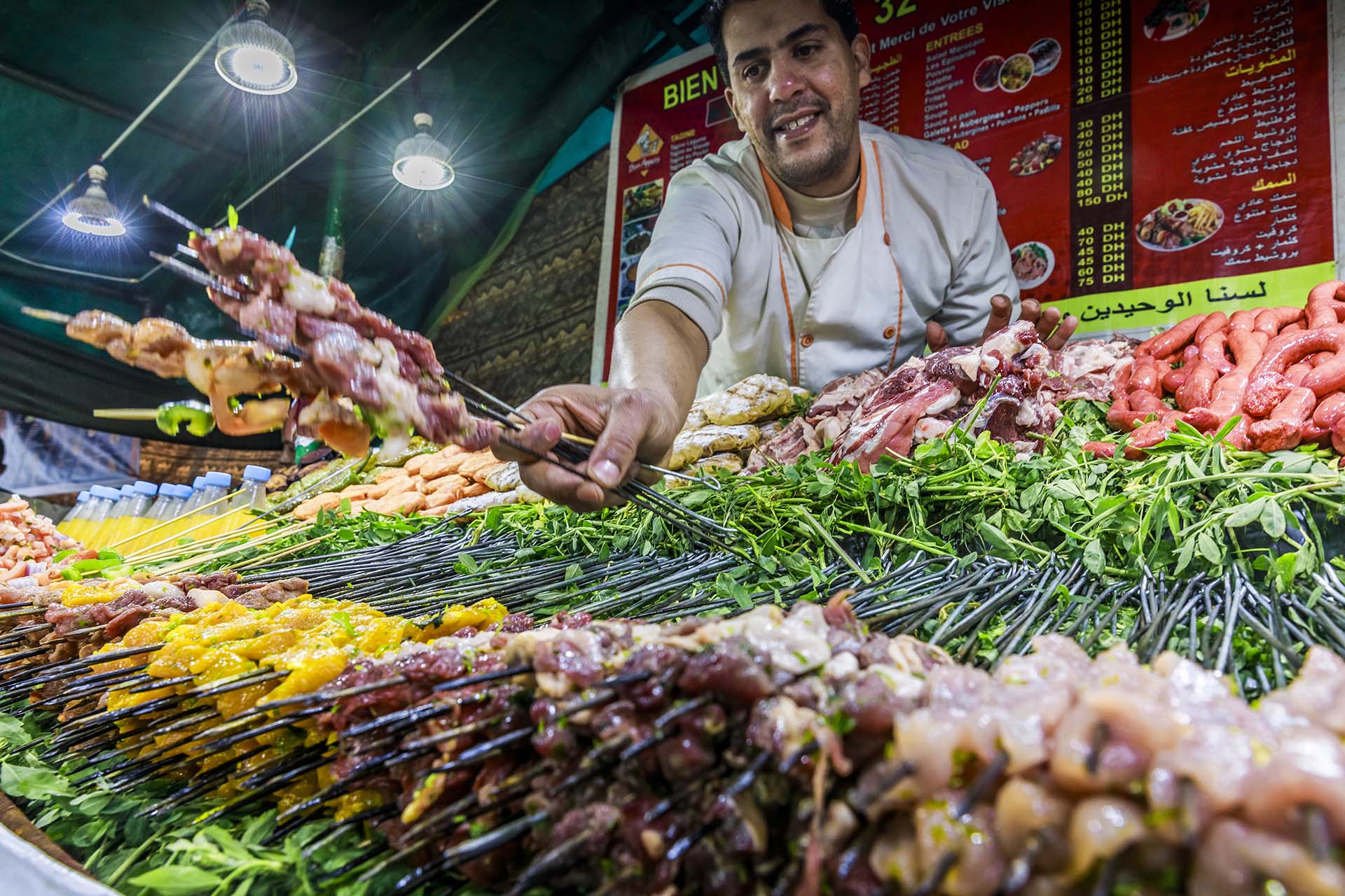 Marocco, Marrakesh, le bancarelle dello street food a base di carne a Piazza Jamaa el Fna