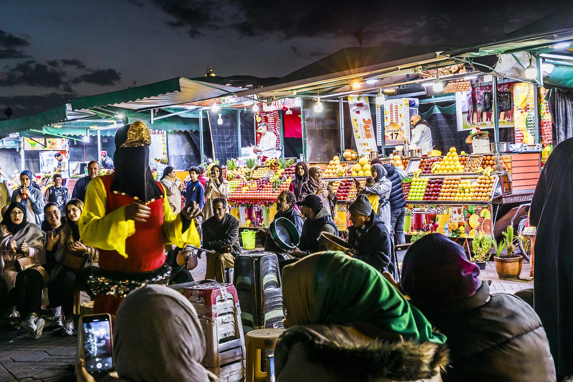 Marocco, Marrakesh, spettacolo tradizionale in Piazza Jamaa el Fna