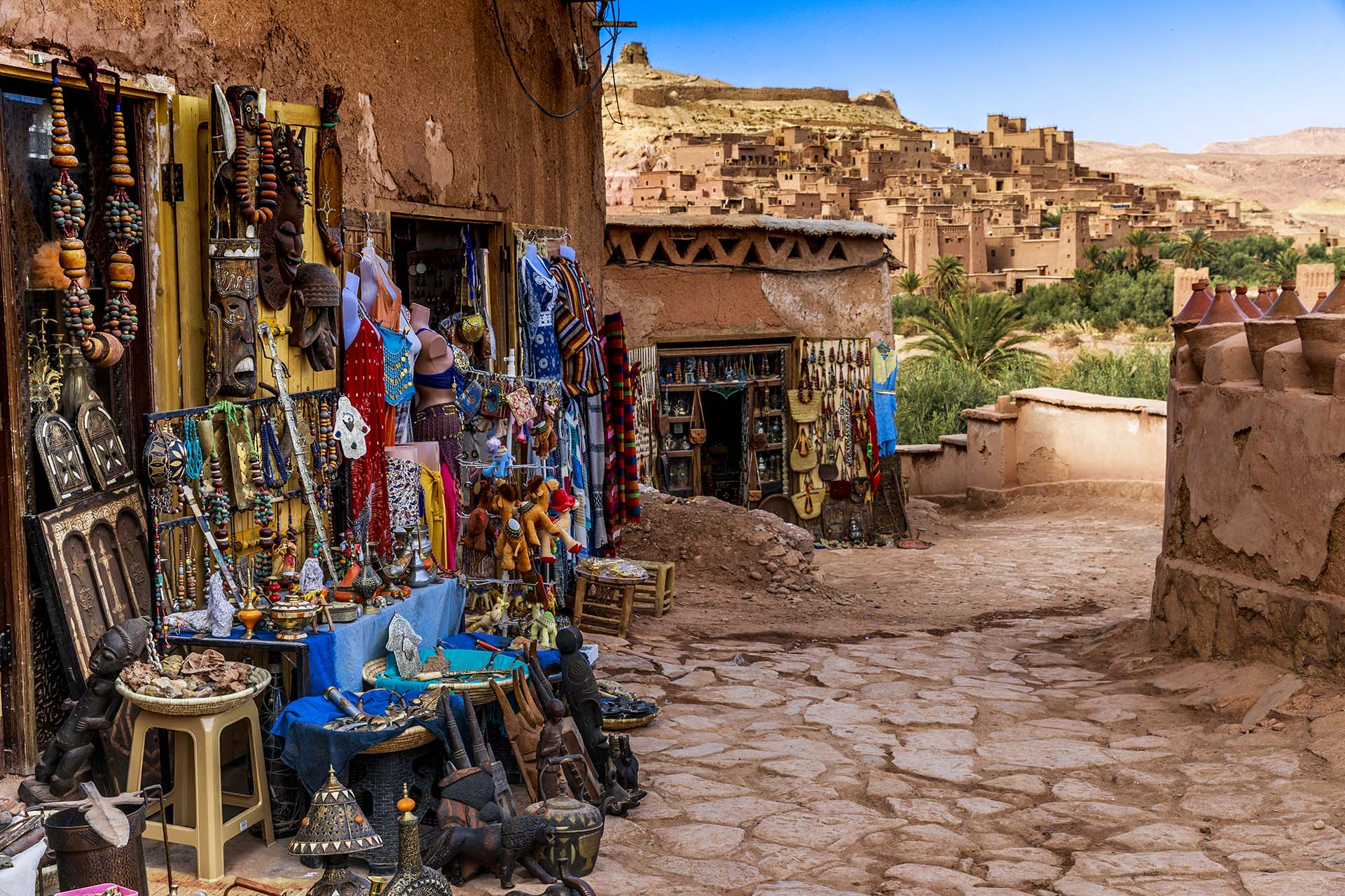 Marocco, stradina con i negozi di souvenir per arrivare alla Kasbah di Ait Ben-Haddou