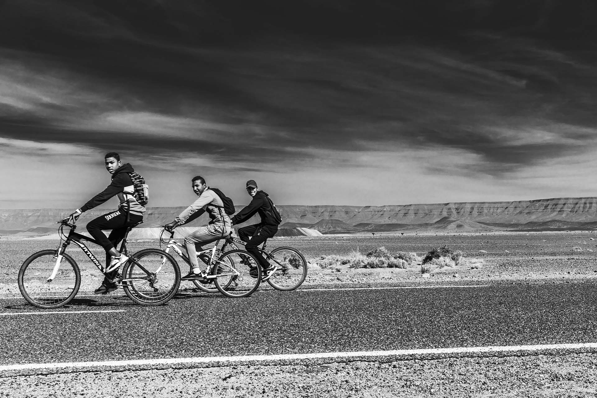 Marocco, camminando in bicicletta lungo la rout per il deserto di Zagora