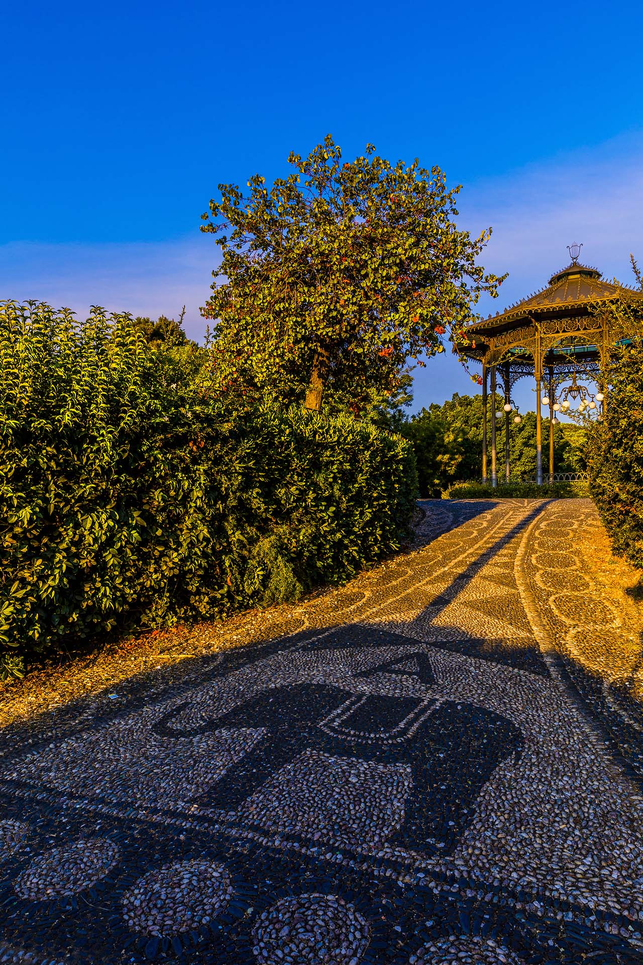 Catania, la stradina lastricata di Villa Bellini e il Gazebo Liberty