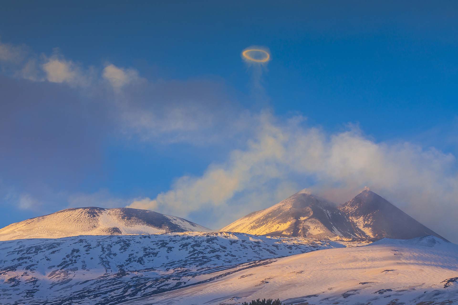 Etna, un anello di fumo sui crateri Centrale e di Sud Est