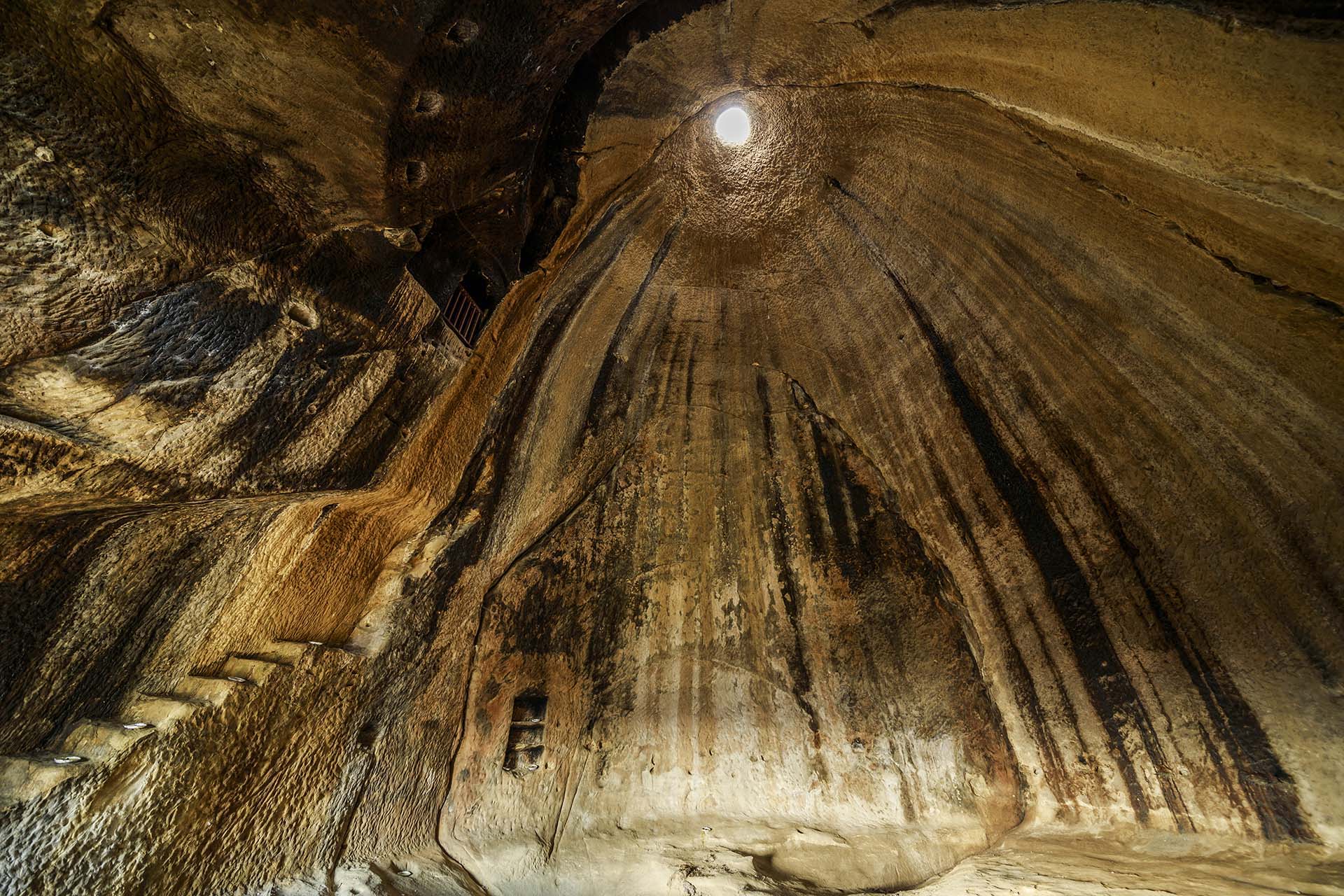 0A1A7348 - Alia, l'ingresso delle Grotte della Gurfa