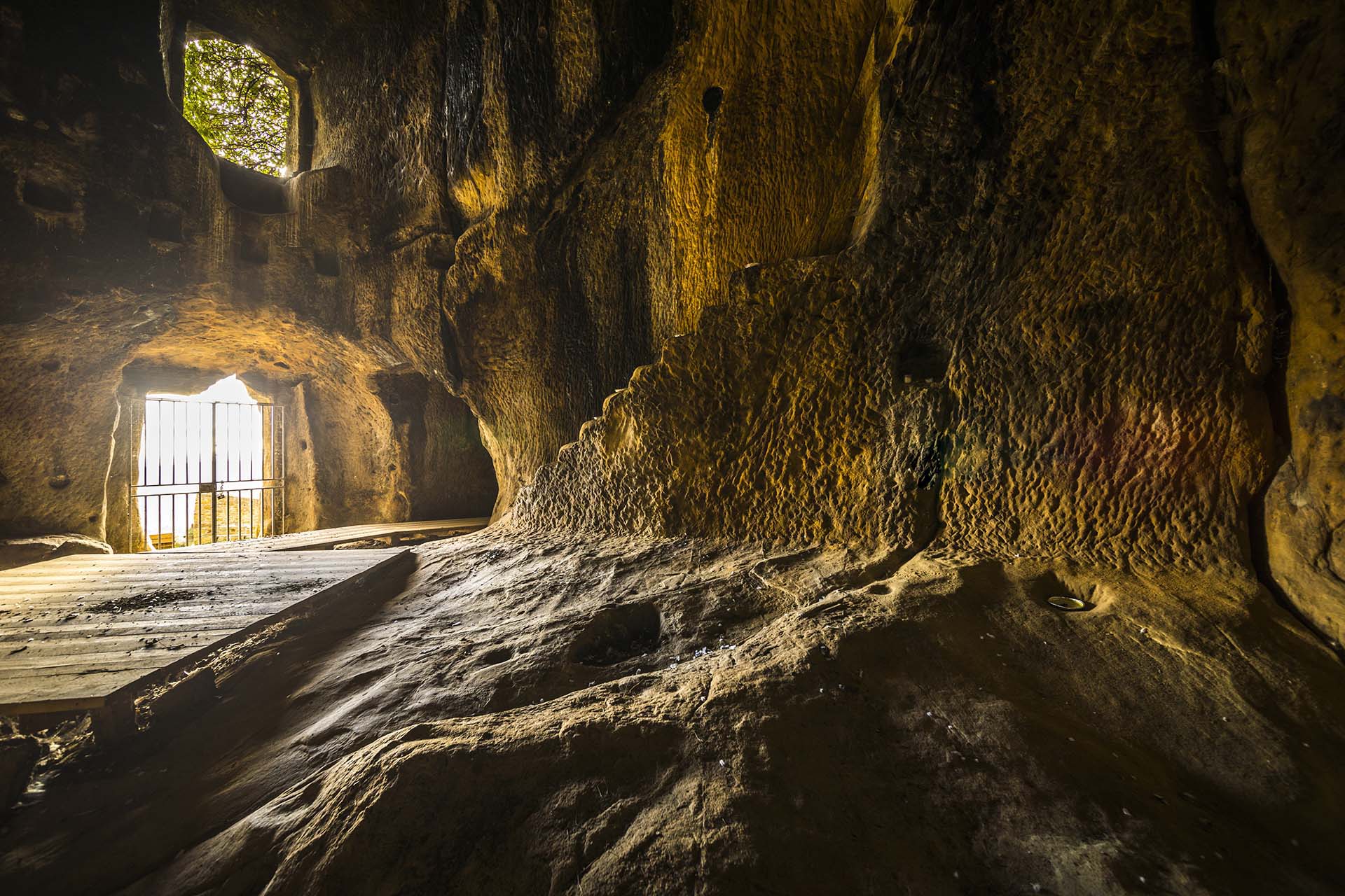 0A1A7360 - Alia, l'ingresso delle Grotte della Gurfa