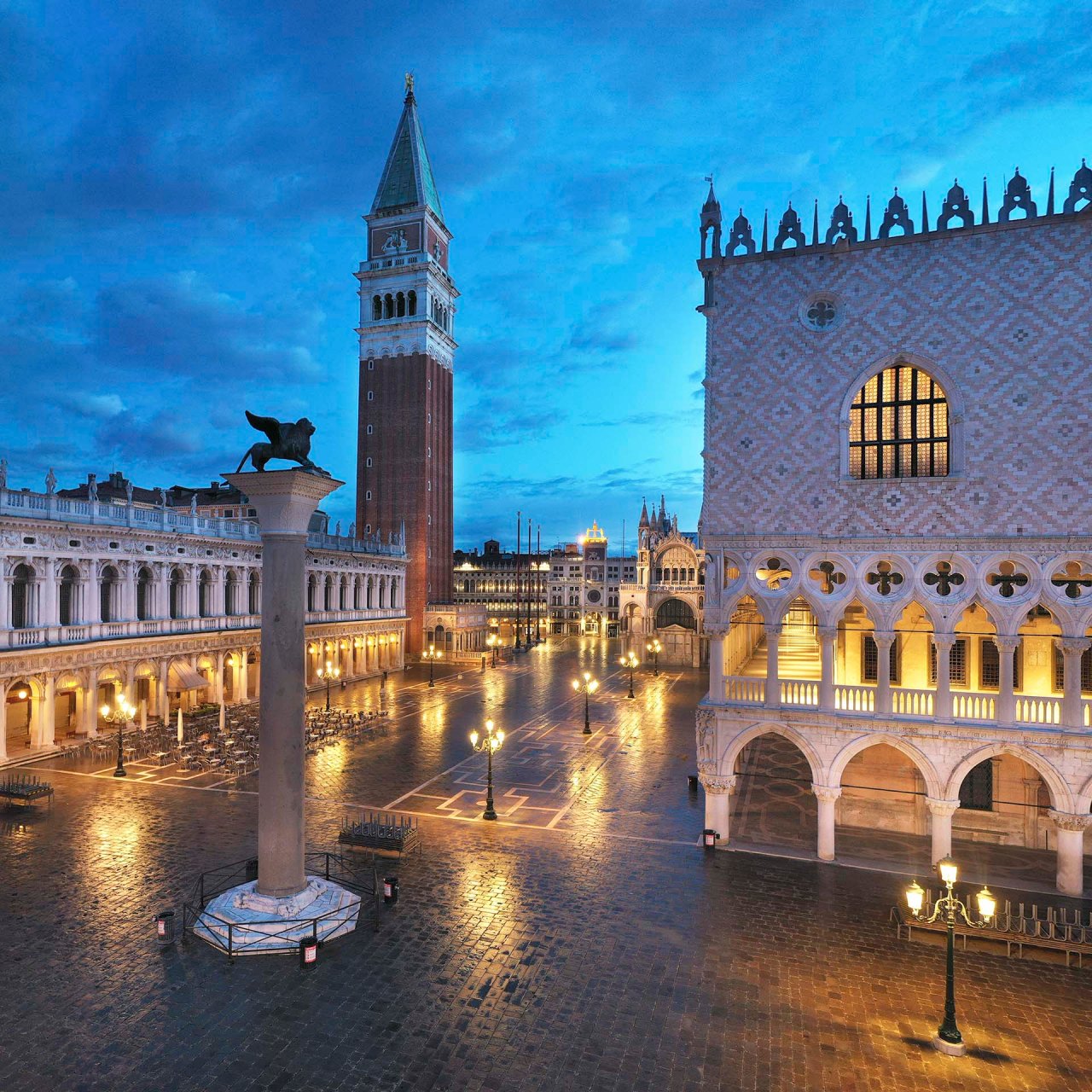 Piazza San Marco con il Palazzo Ducale a destra, il campanile e la colonna di San Marco al centro, la Biblioteca Nazionale Marciana a sinistra.