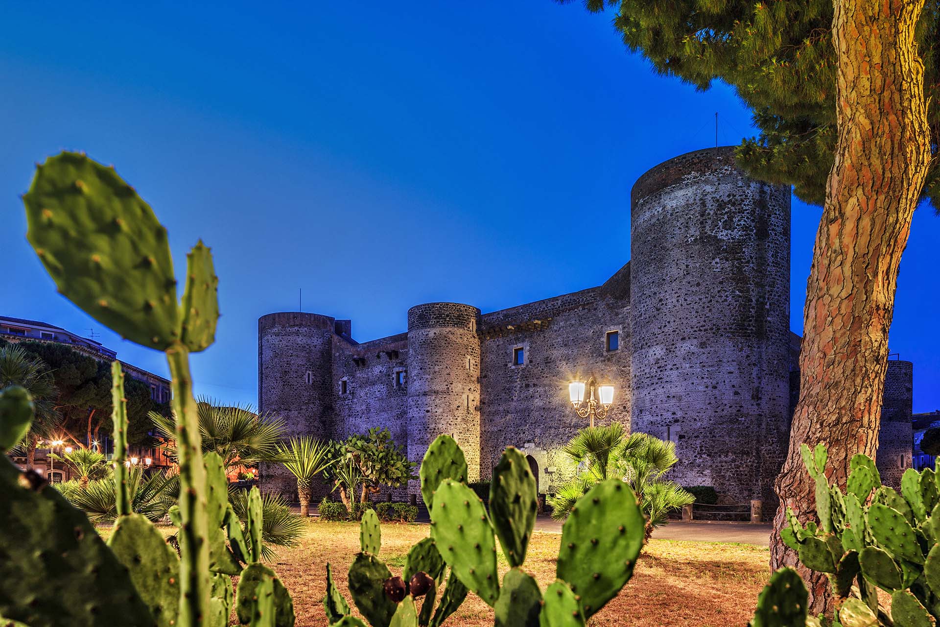 Catania, il giardino antistante al Castello Ursino