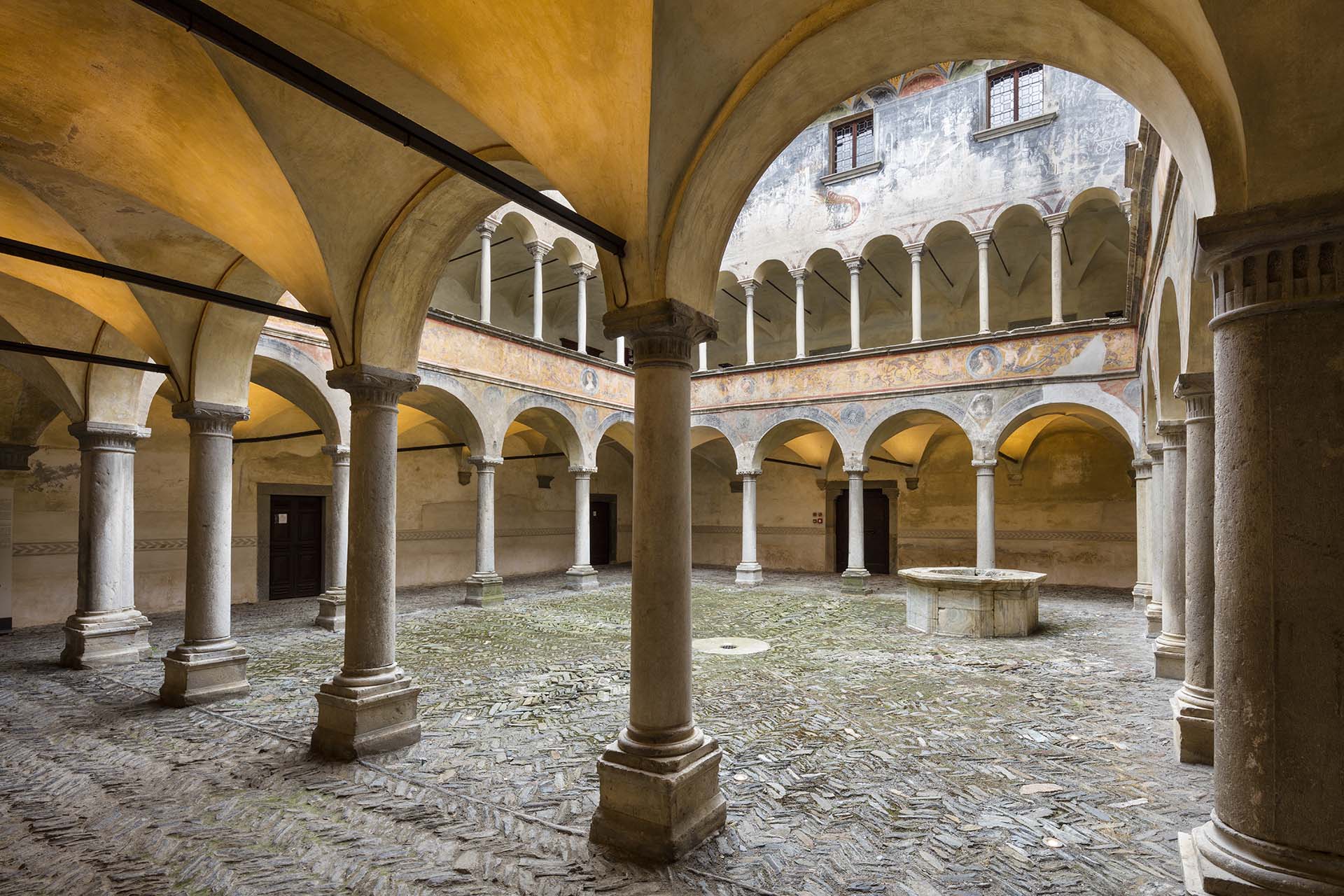 Il cortile di Palazzo Besta a Teglio
