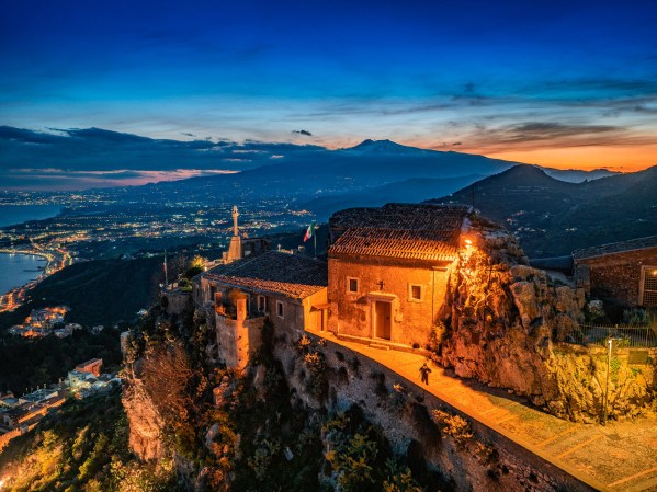 Taormina, Santuario della Madonna della Rocca con sullo sfondo il Vulcano Etna