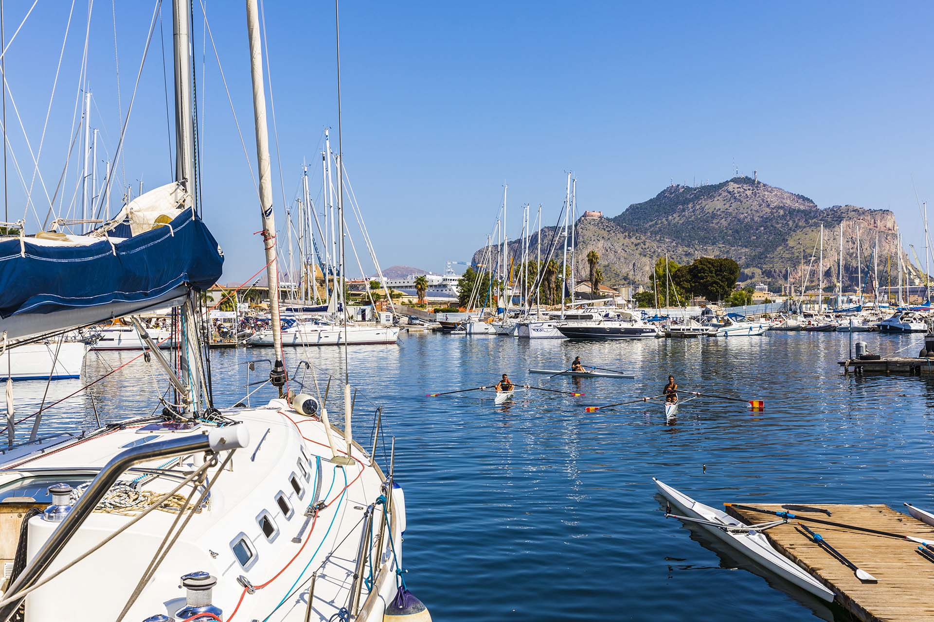 0A1A0221-Palermo, canottieri nel porticciolo turistico La Cala, sullo sfondo Monte Pellegrino