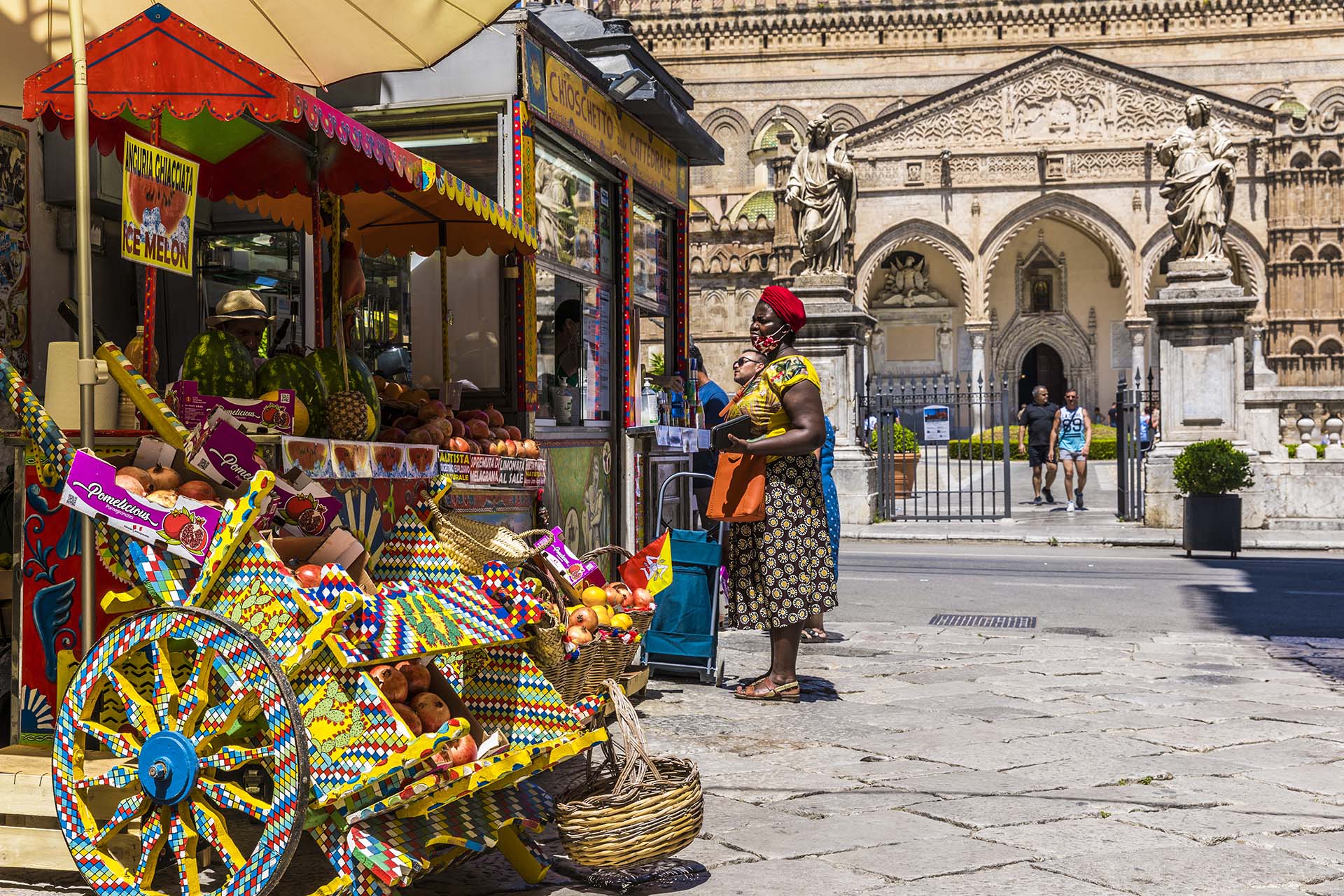 Il chioschetto colorato di fronte l'ingresso del Duomo di Palermo