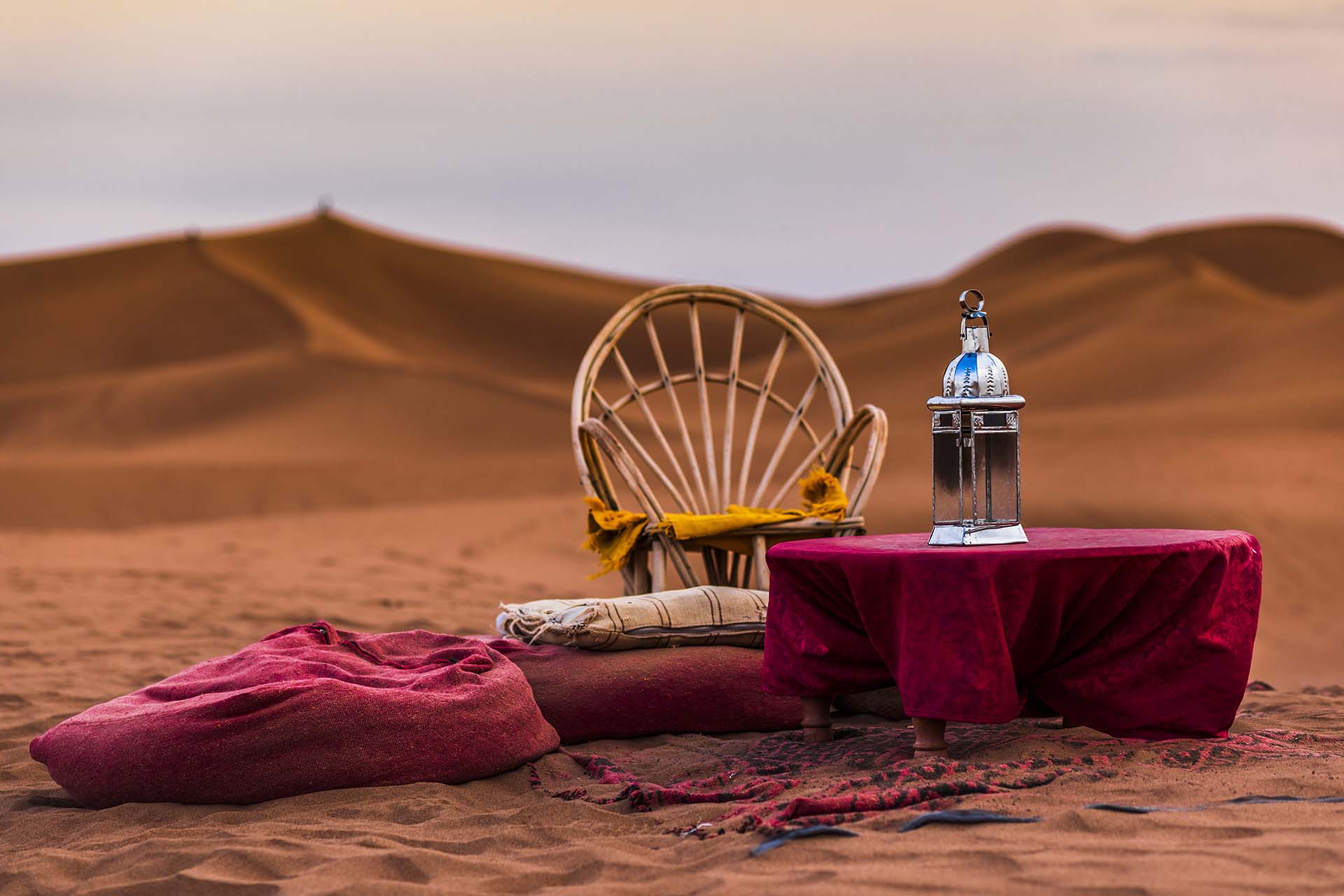 Marocco, deserto del Sahara, la Grande Duna vista da Mhamid Luxury Camp
