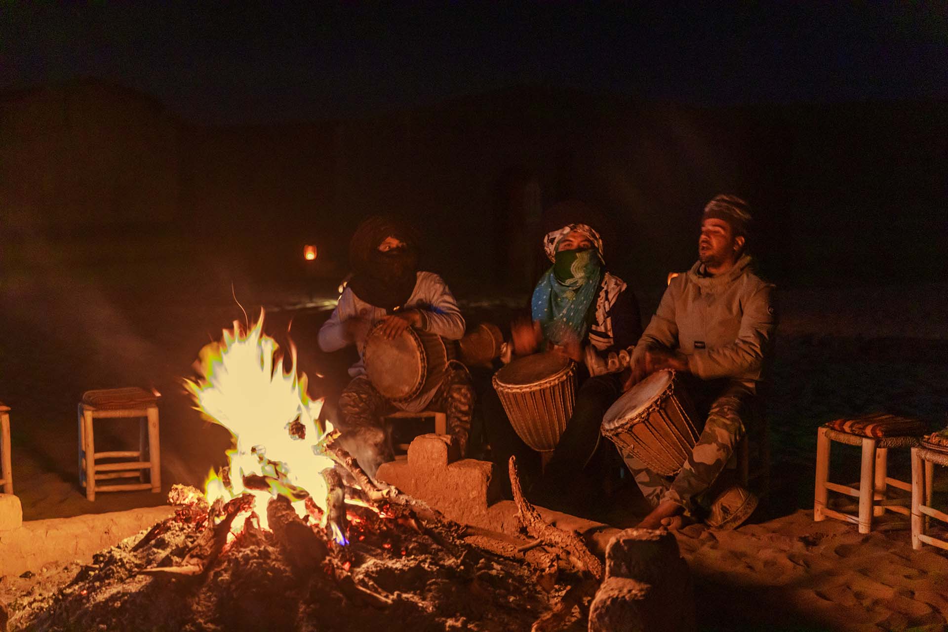 Marocco, deserto del Sahara, serata musicale al Mhamid Luxury Camp