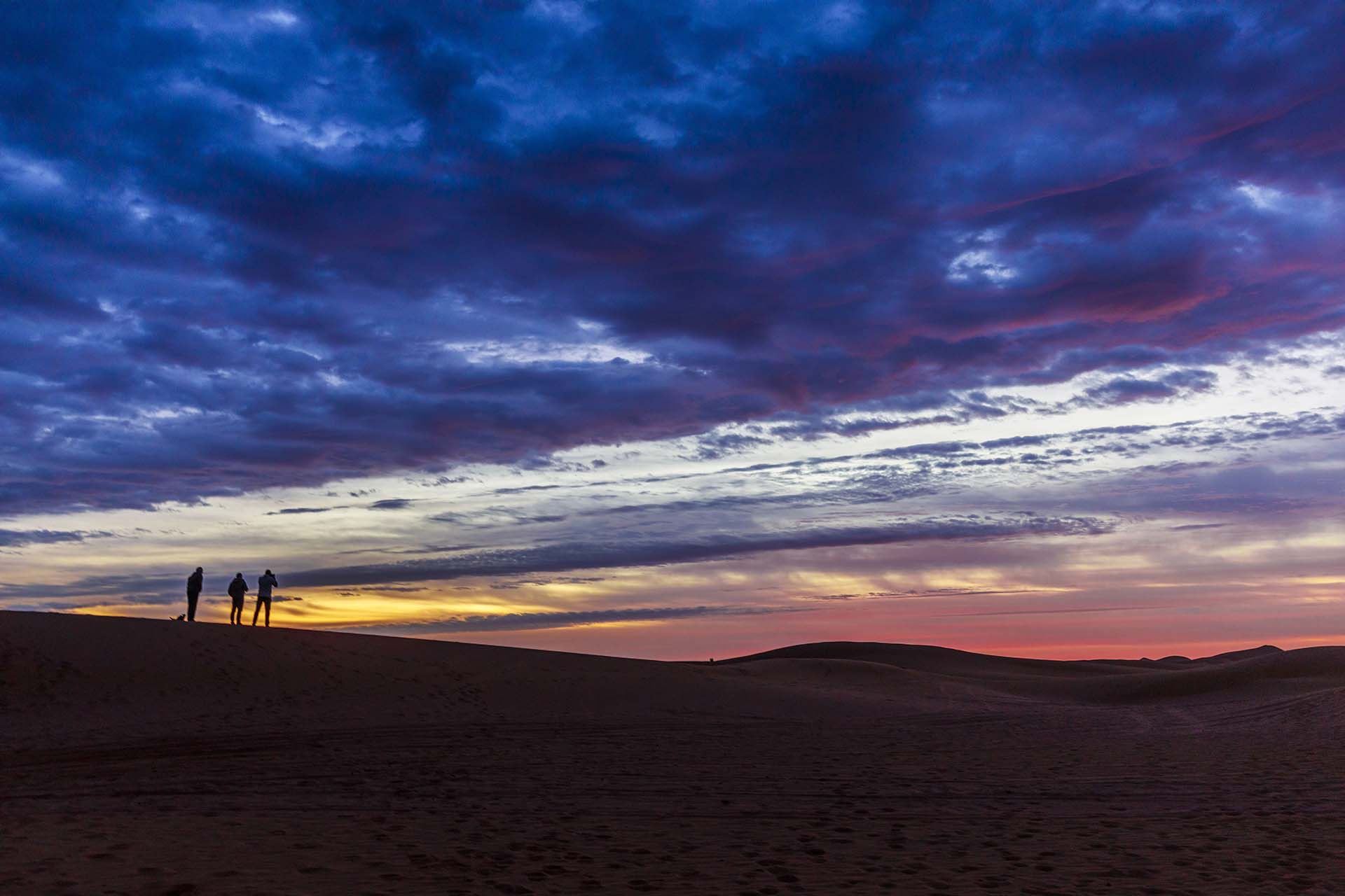 Marocco, l'alba nel deserto del Sahara sotto la grande duna di Zagora