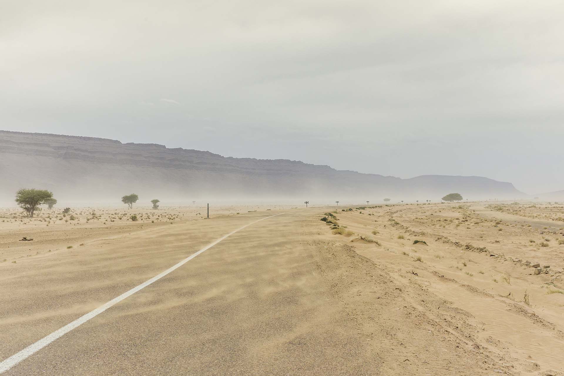 Marocco, la strada che costeggia il deserto di Zagora per Agadir