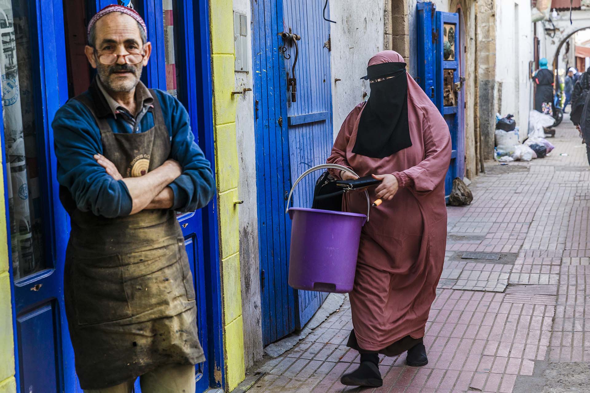 Marocco, burqa, abito tradizionale ad Essaouira