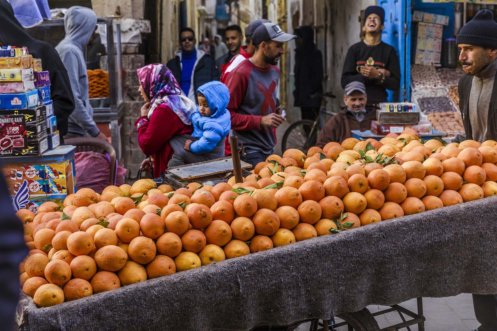Marocco, bancarella delle arance al souk della Medina di Essaouira