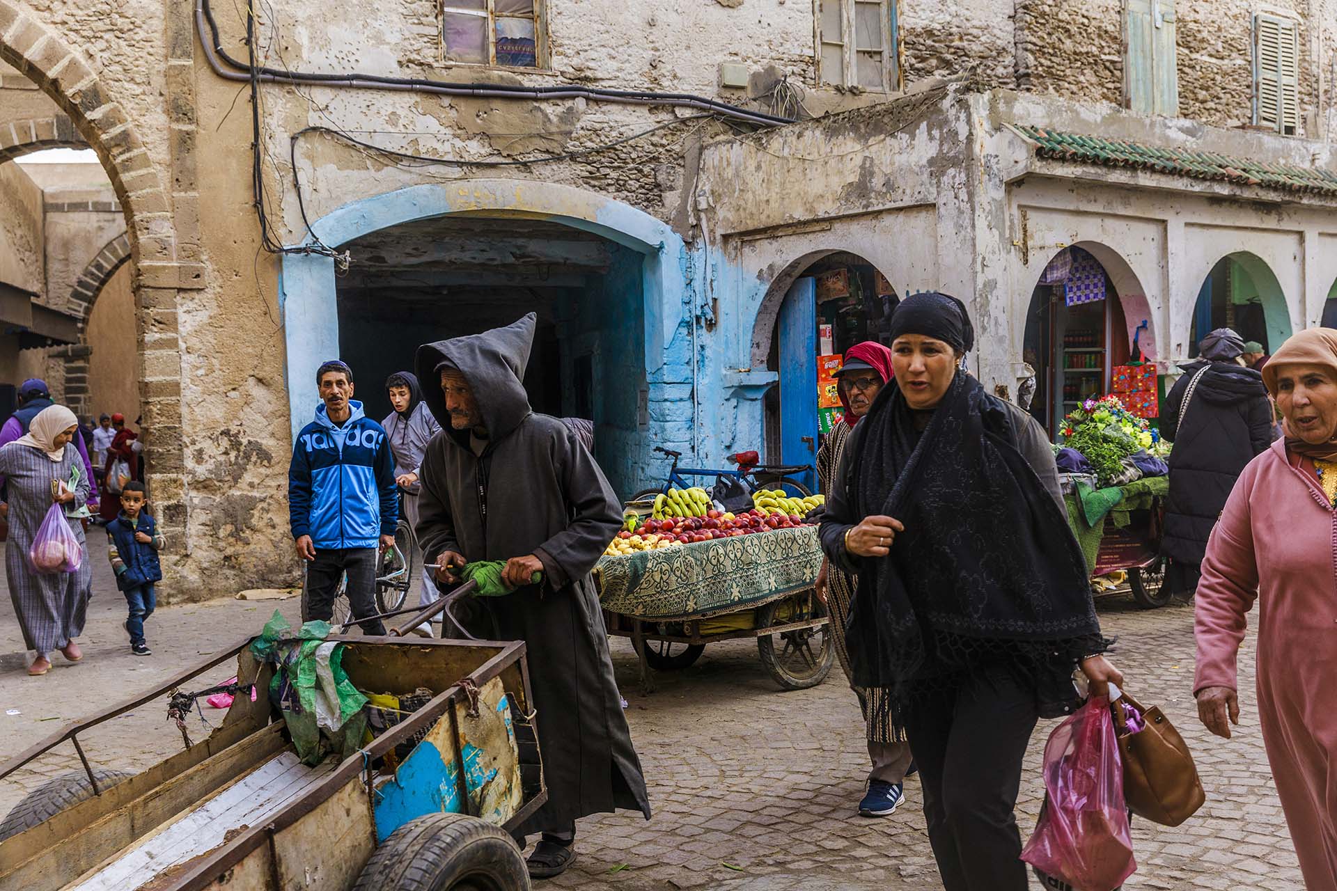 Marocco, souk della Medina di Essaouira, gente al mercato
