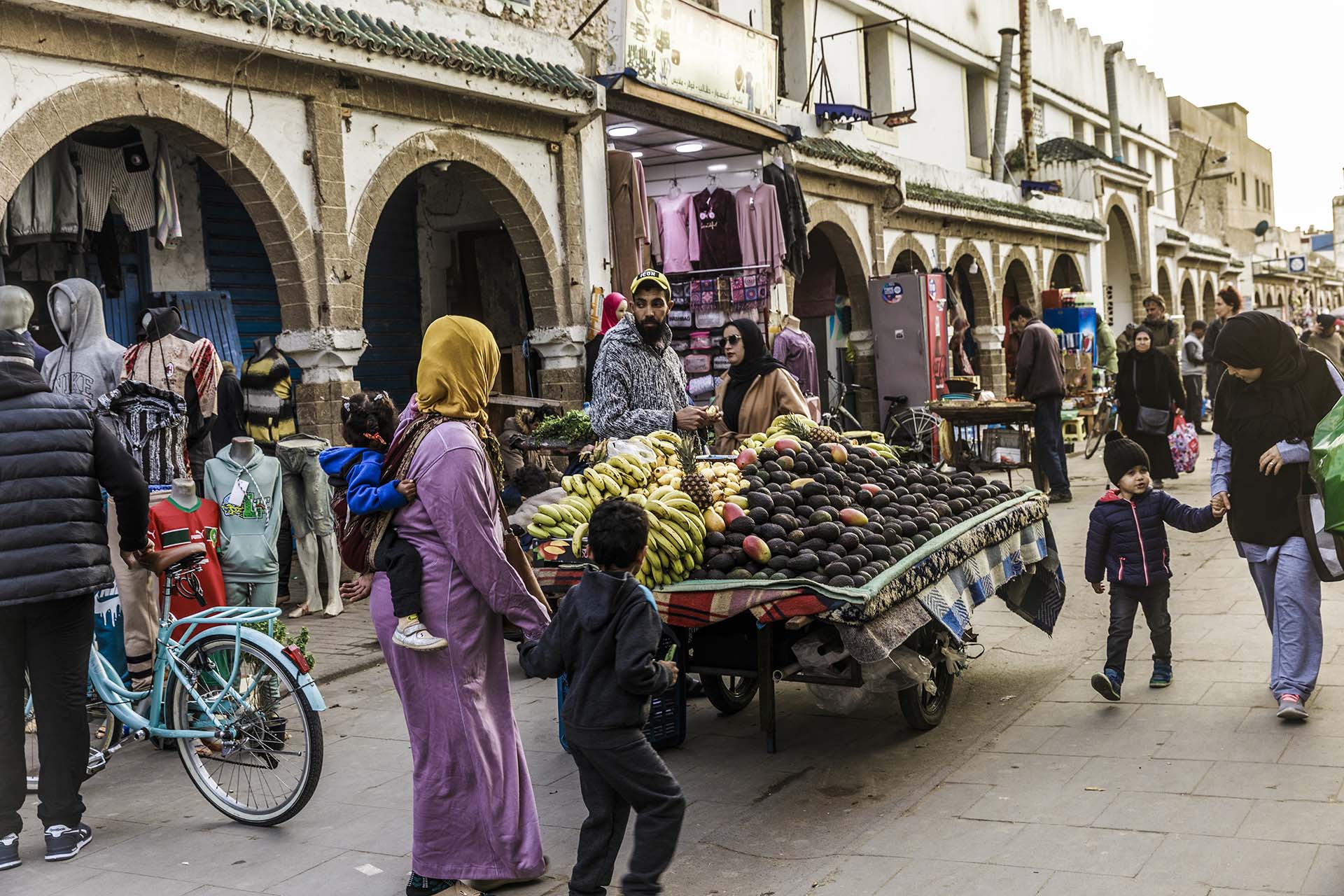 Marocco, bancarella della frutta esotica al souk della Medina di Essaouira