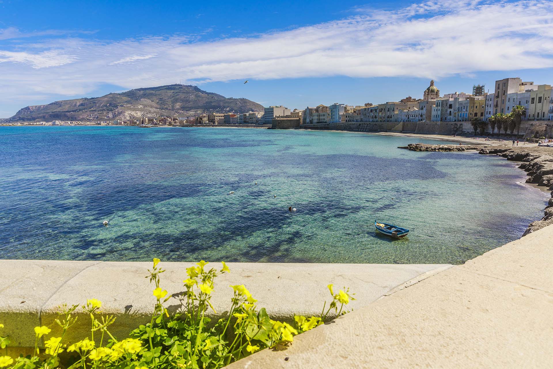 0A1A6492-Trapani, spiaggia delle Mura di Tramontana vista dal Bastione Conca sullo sfondo Erice