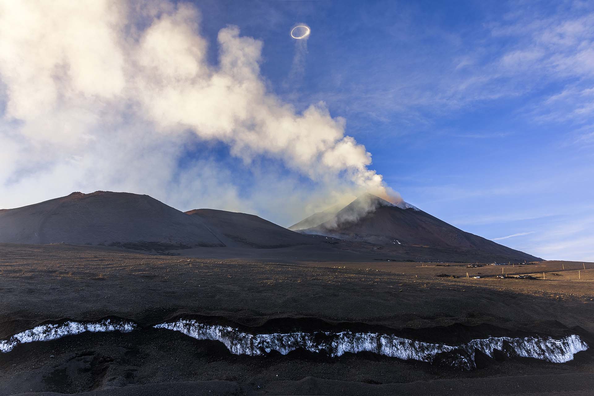 Etna, fumata ai crateri sommitali