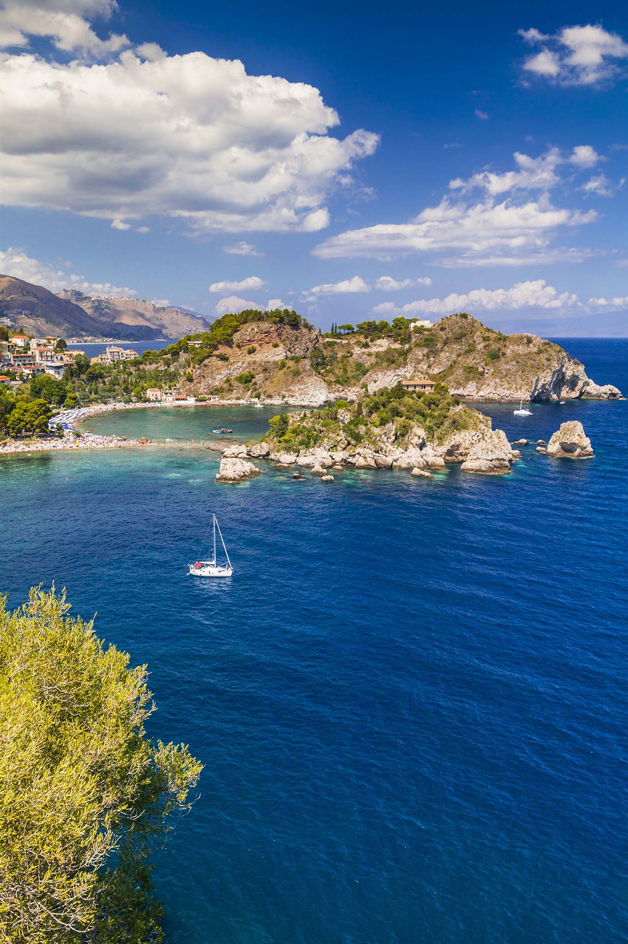 Taormina, l'Isola Bella e i monti Peloritani