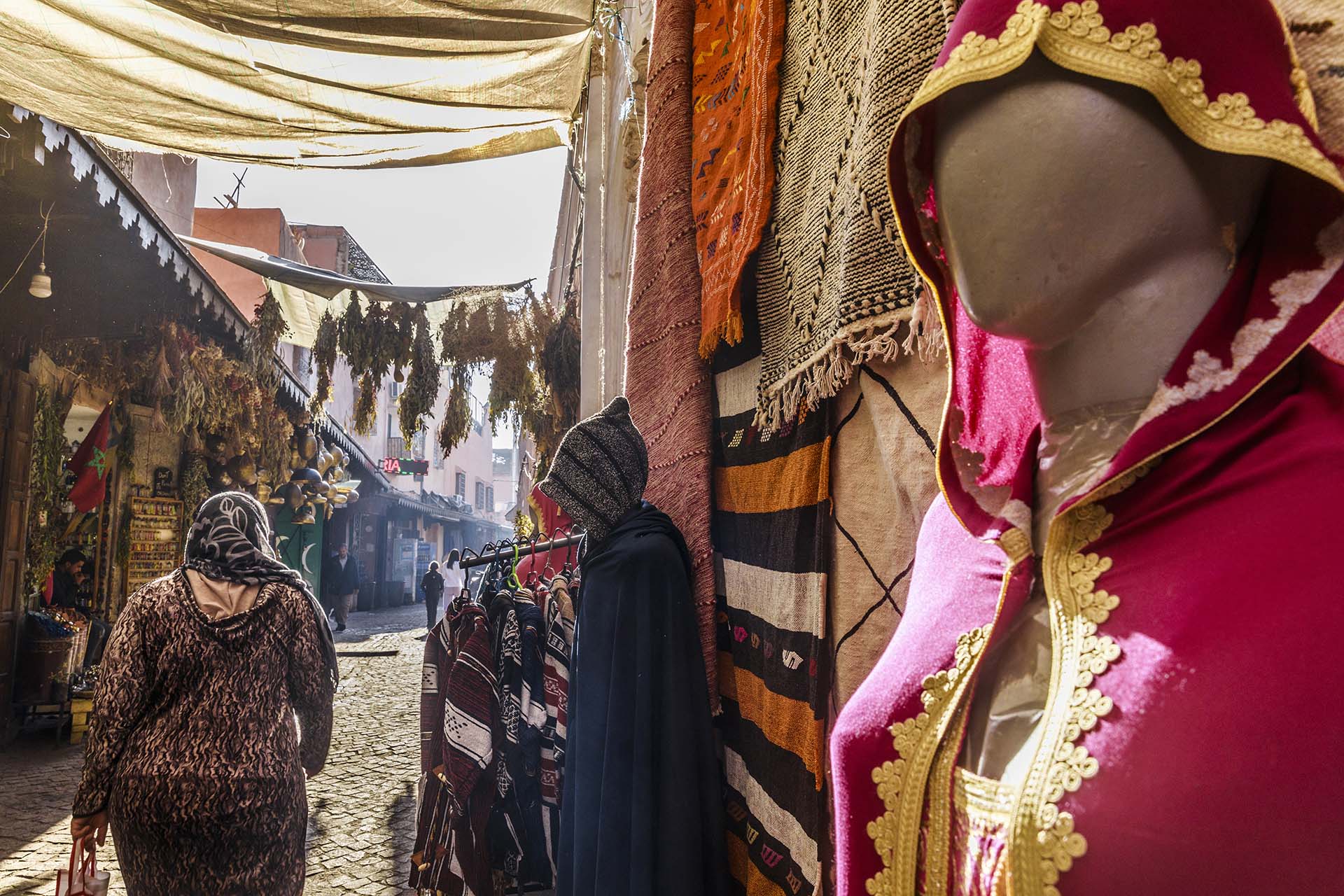 Marocco, negozio di abbigliamento tra i vicoli del souk di Marrakech