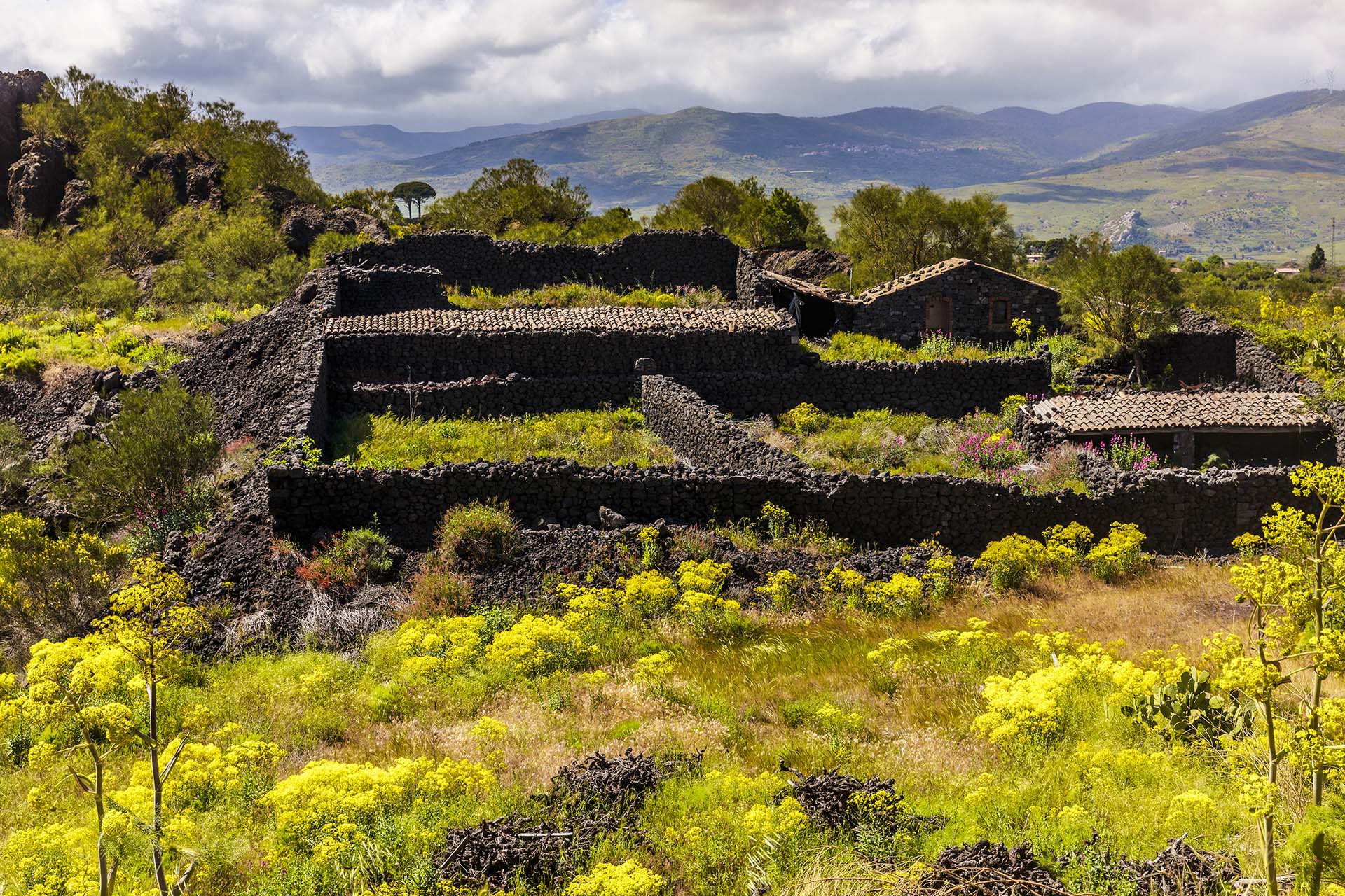 Etna, ruderi in pietra lavica nel territorio di Passopisciaro