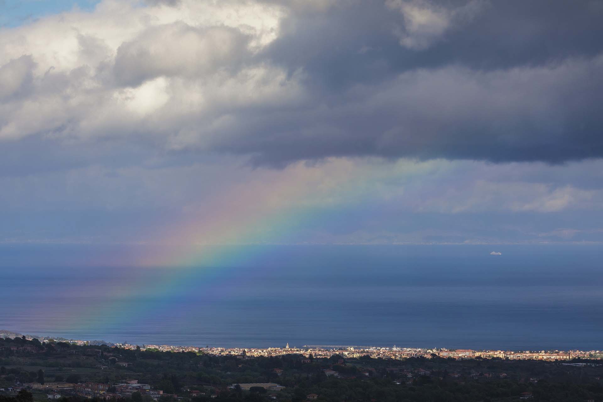 Etna, uno spot su Riposto e un arcobaleno sullo stretto