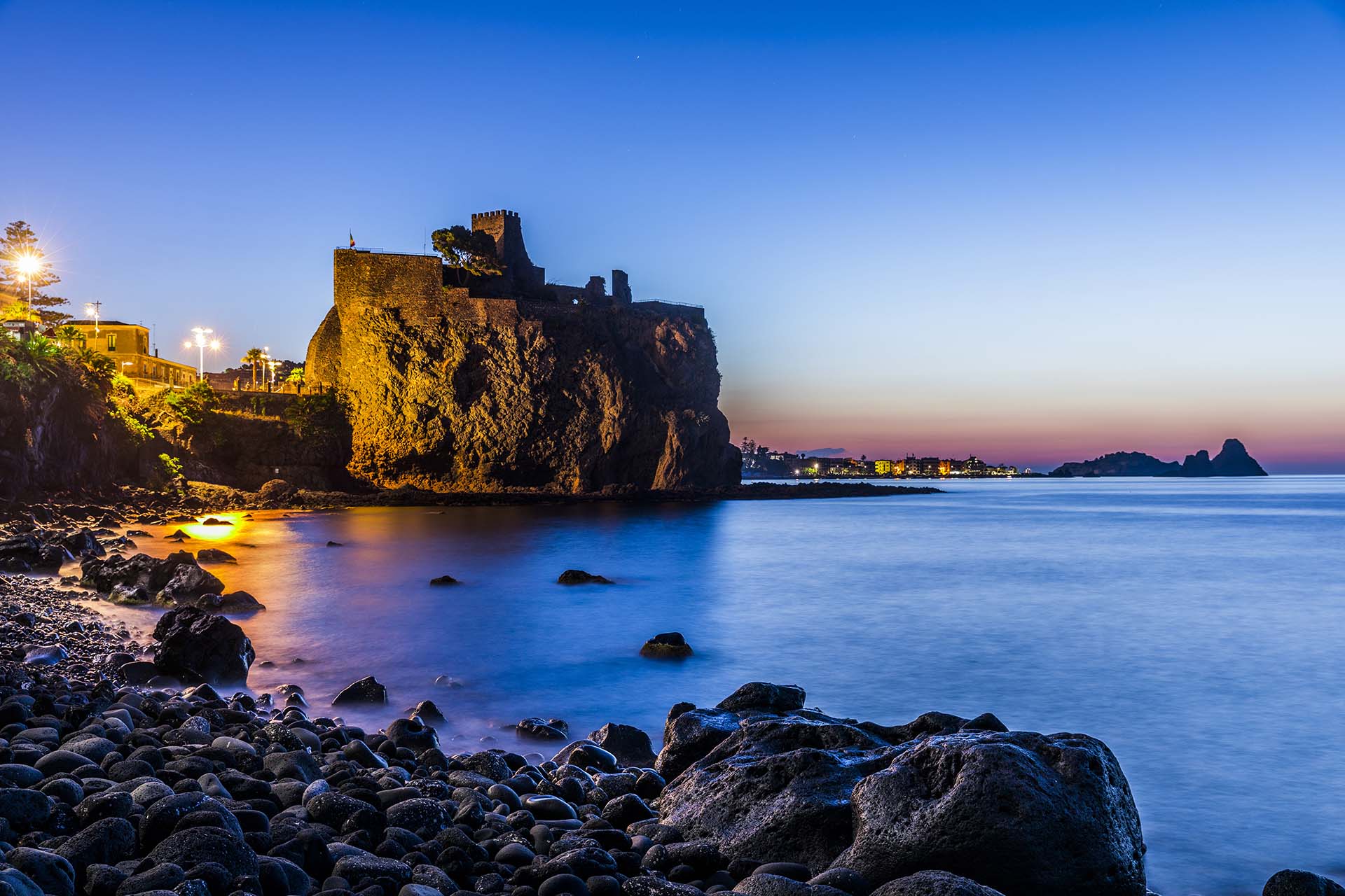 Riviera dei Ciclopi, il castello di Aci Castello e i faraglioni di Aci Trezza