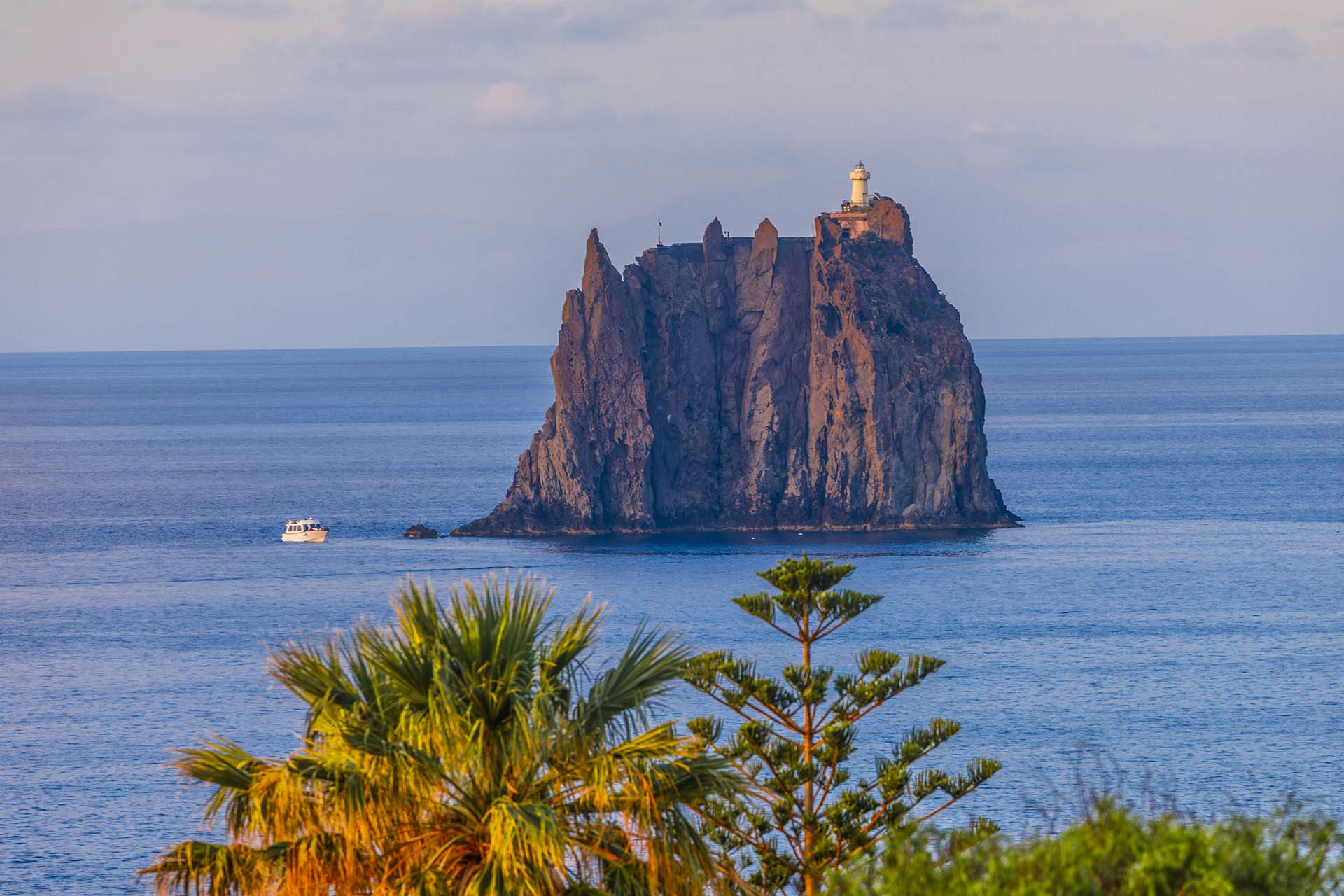 Isola di Stromboli, Strombolicchio e il faro