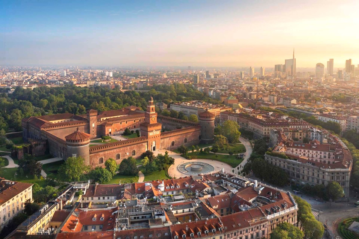 Vista sul Castello Sforzesco e il Foro Bonaparte di Milano.