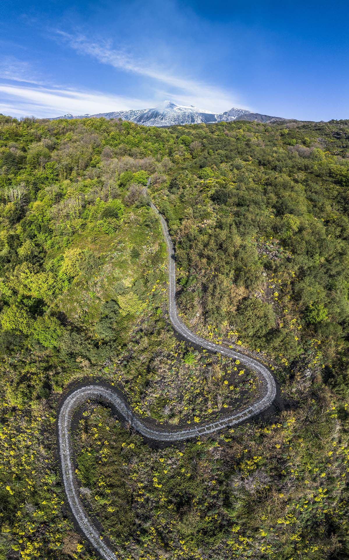Etna, strada in pietra lavica nel versante est