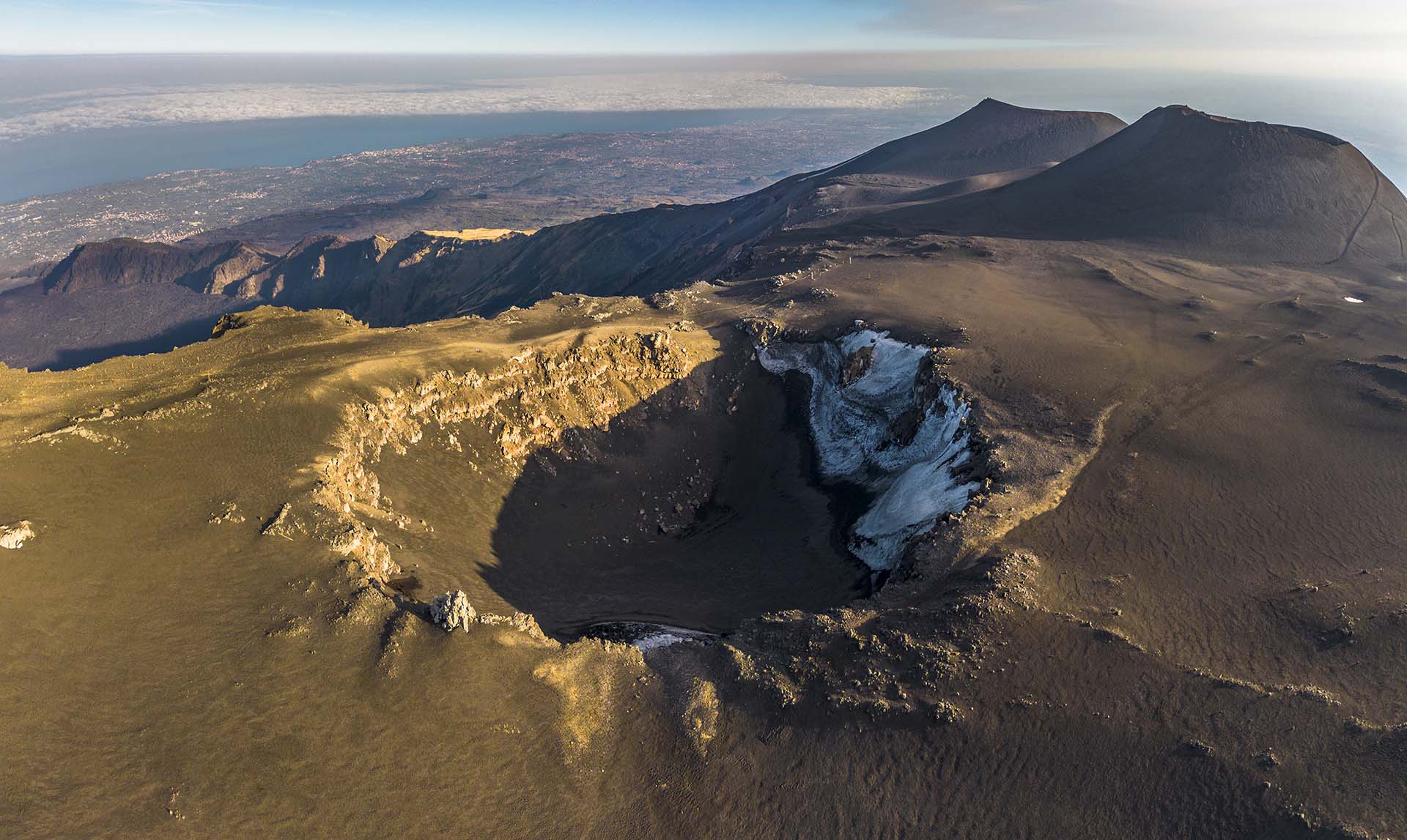 Etna, cratere la Cisternazza e la costa Ionica